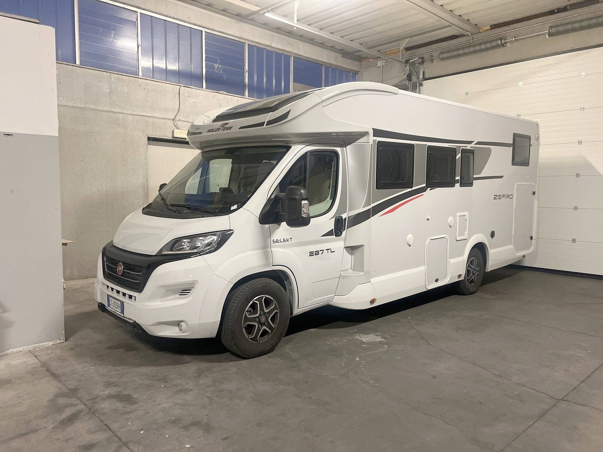 Vista frontale a ¾ Fiat FIAT DUCATO - Yescapa