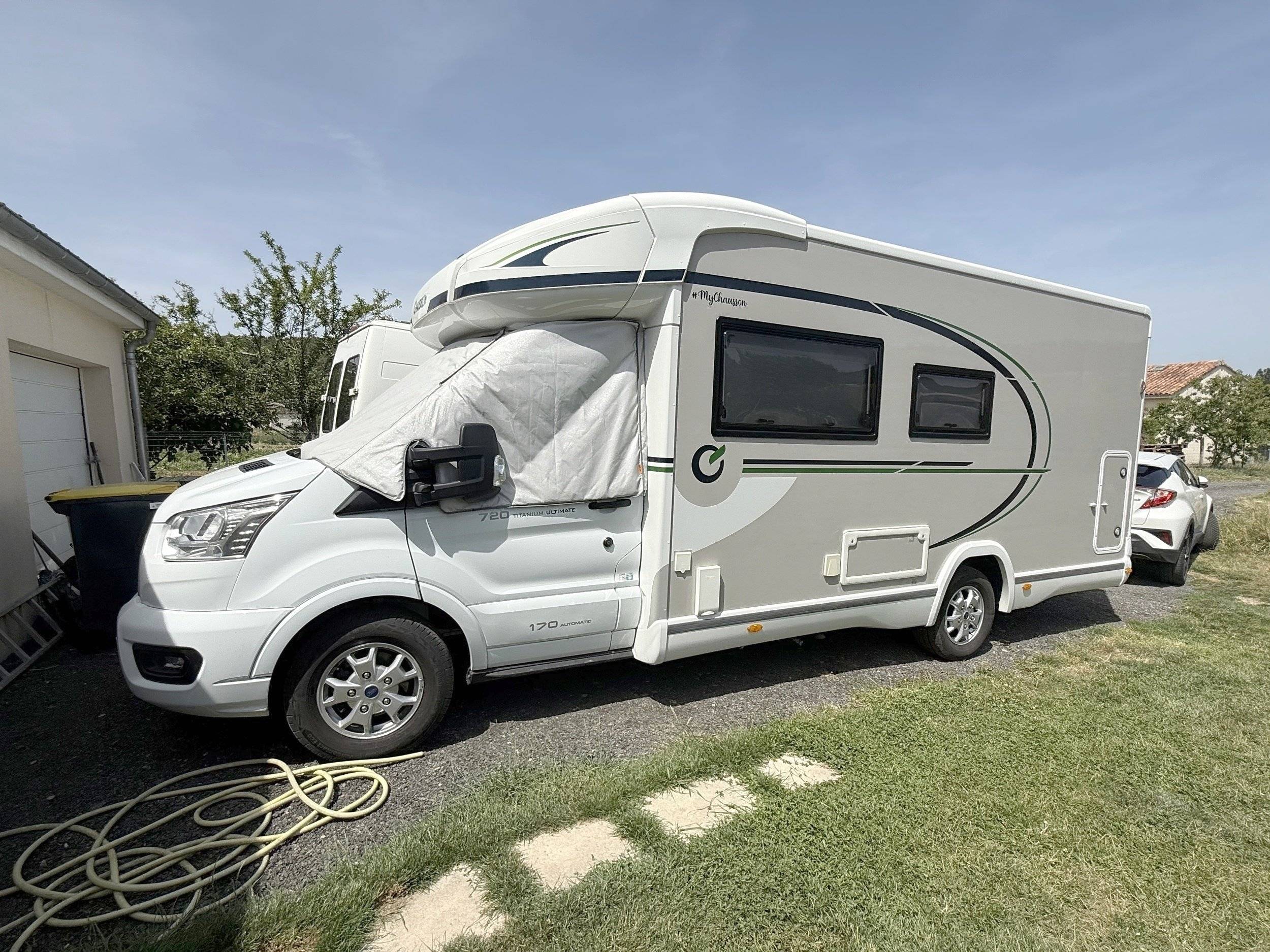 schräge Vorderansicht Ford Transit custom 2,0l 170 cv - Yescapa