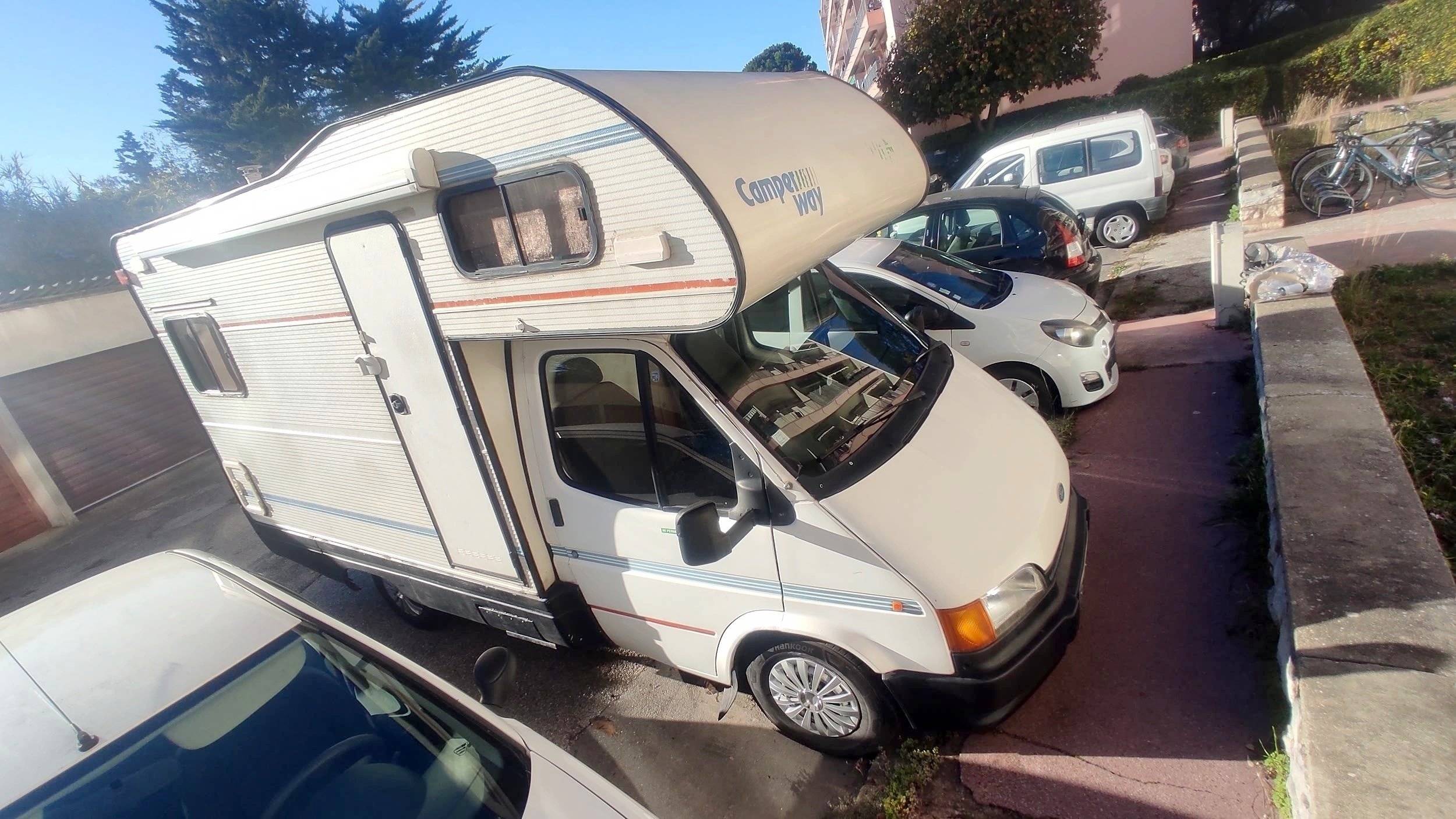 Vista frontale a ¾ Ford Transit 2,5 - Yescapa