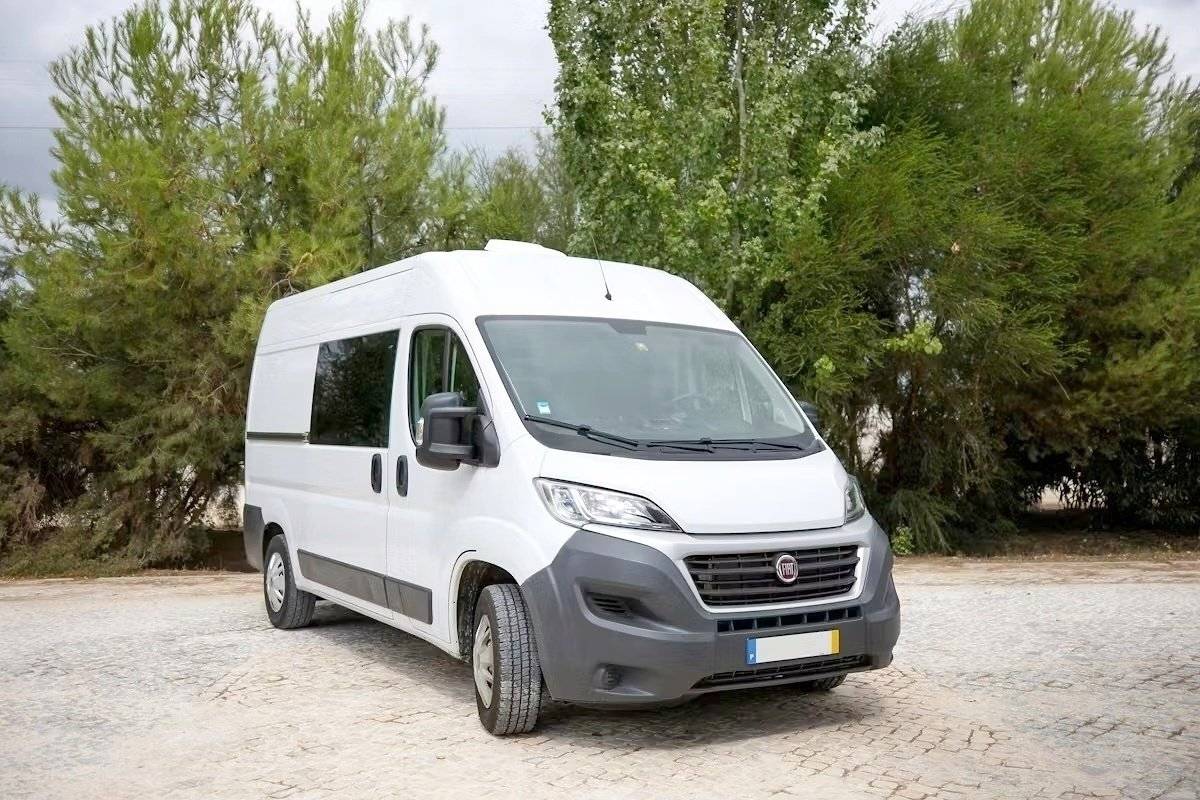Vista frontale a ¾ Fiat Ducato 250 - Yescapa