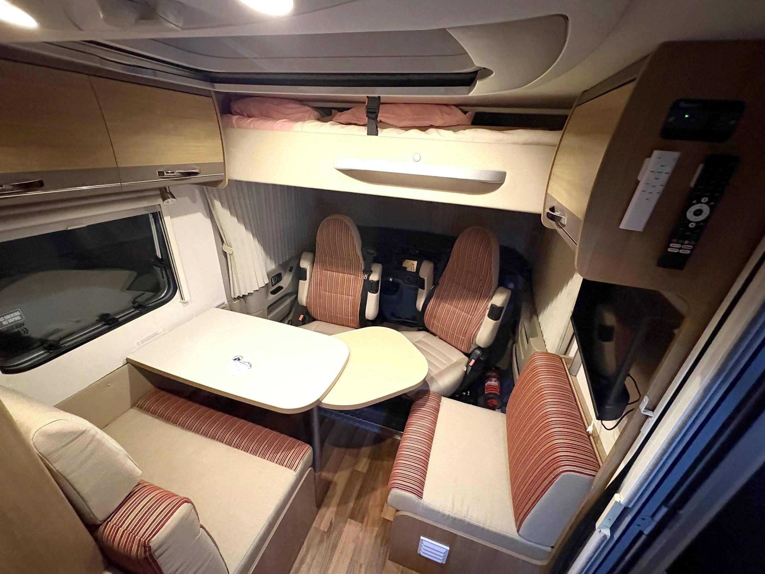 Dining Area Ford Transit 2,2 l 140 ch - Yescapa