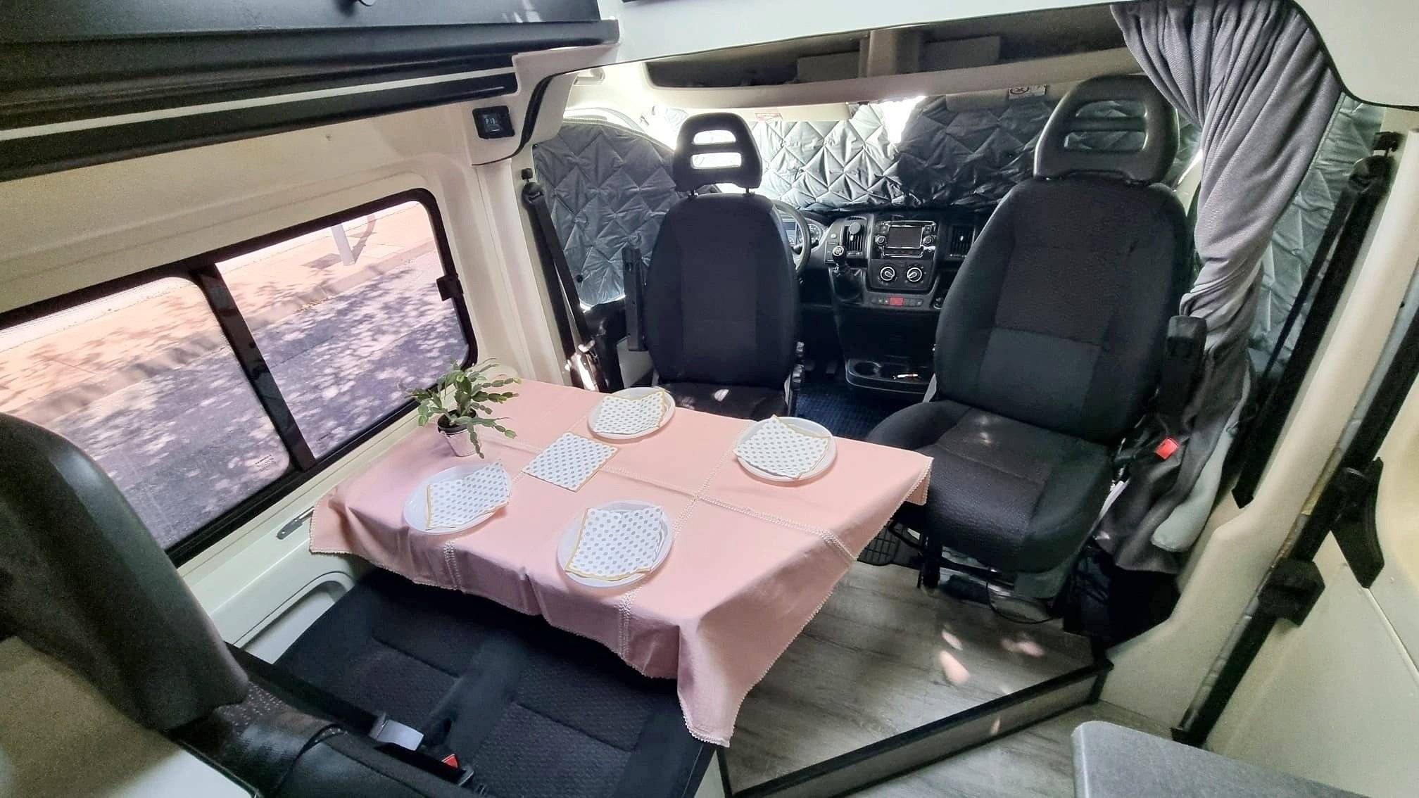 Dining Area Peugeot Boxer 2,0 l 130 ch - Yescapa