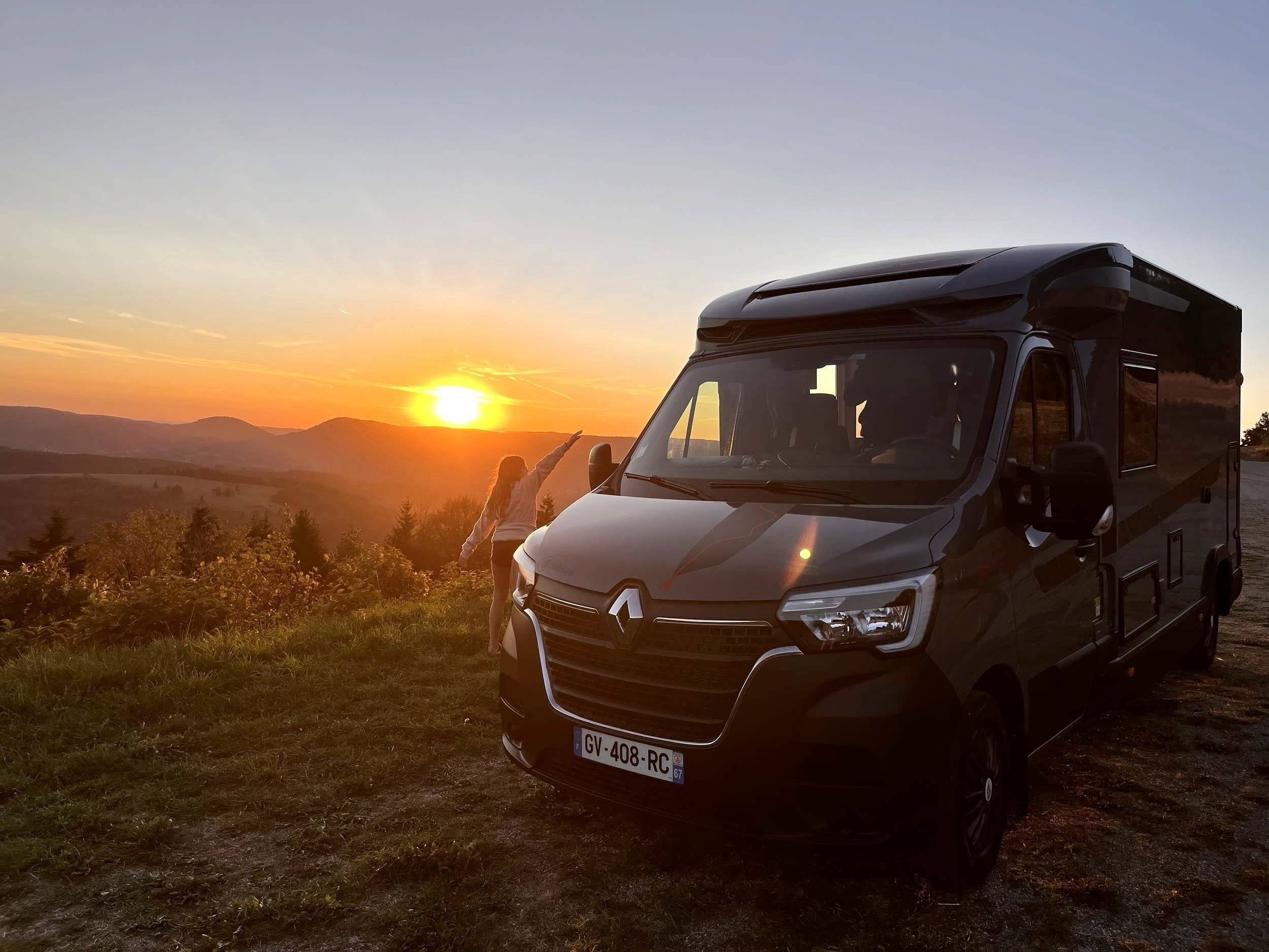 Front view from 3/4 Renault Renault - Yescapa
