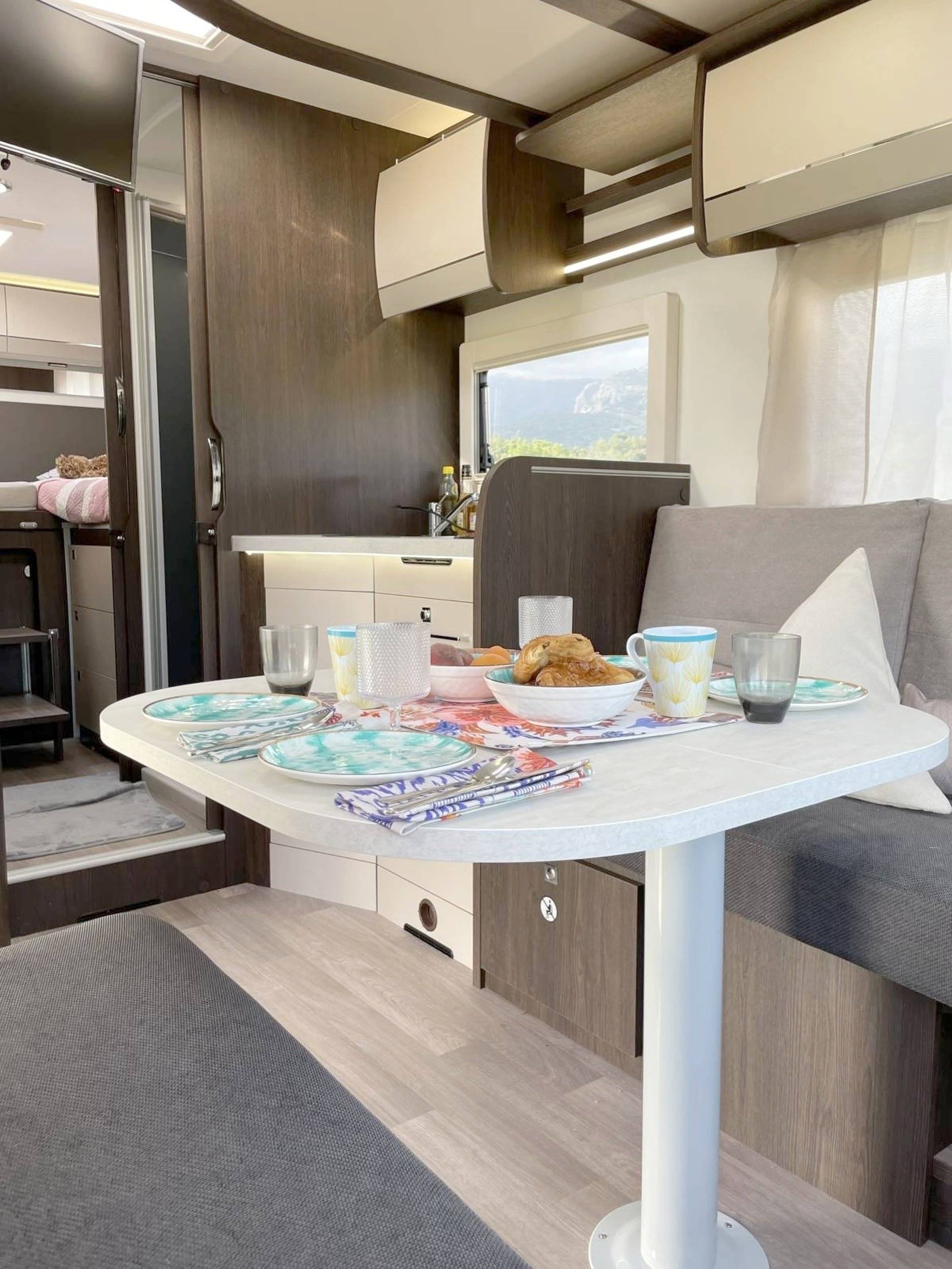 Dinette Ford FORD Transit 2,0 170 ch - Euro 6 - Yescapa
