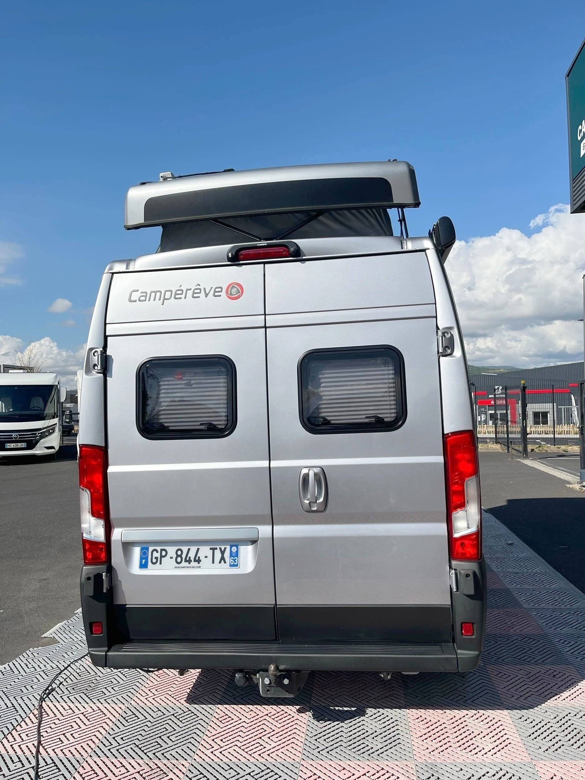Rear view Peugeot Boxer 2,2 l 130 ch - Yescapa