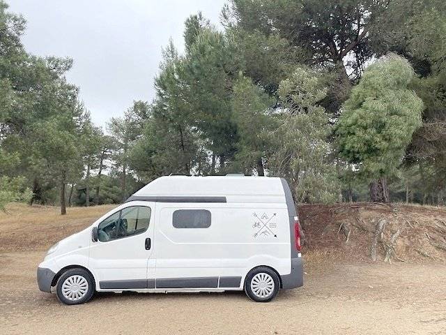 schräge Vorderansicht Nissan Nissan 2.0 110cv - Yescapa