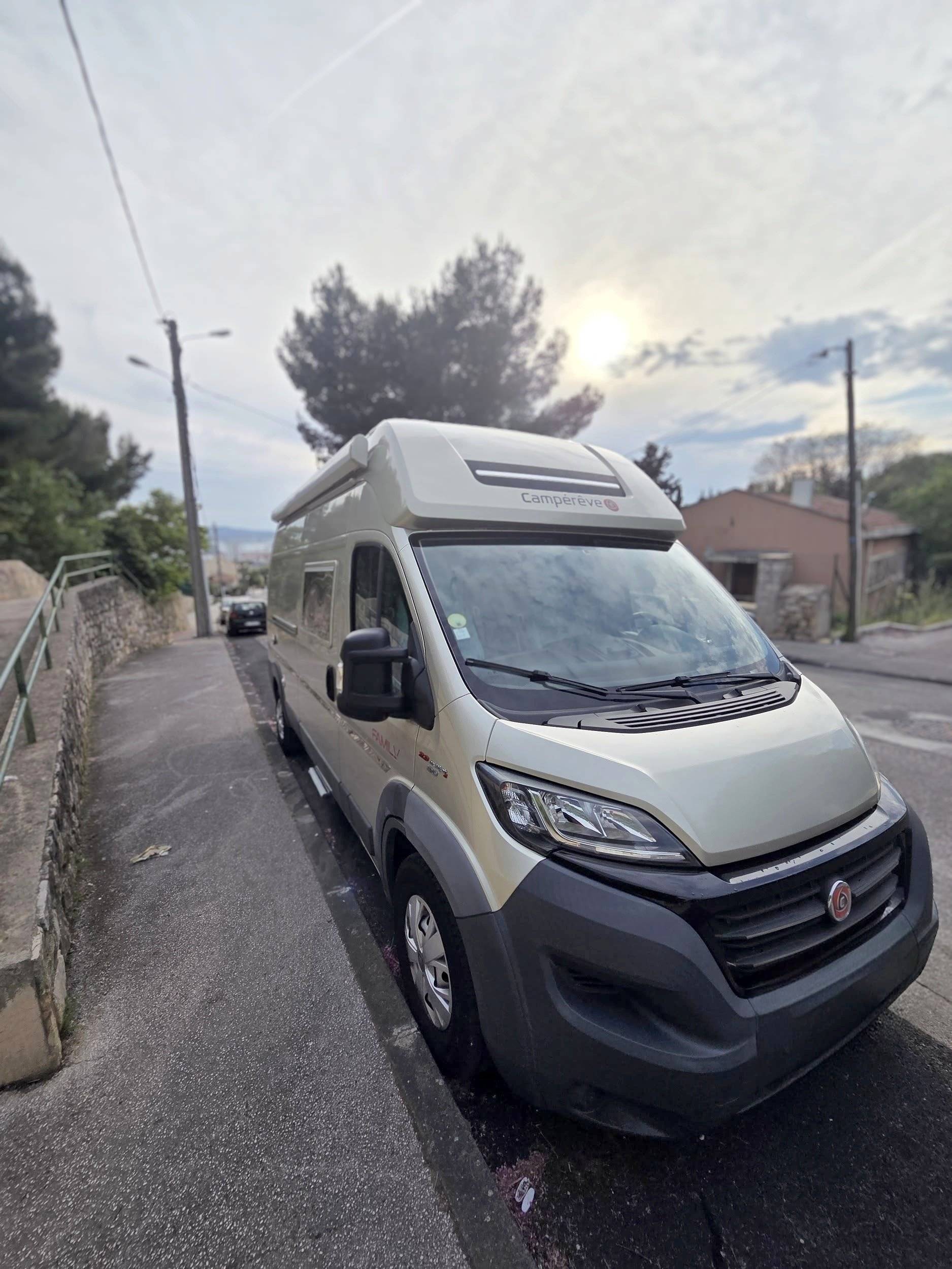 Vista de 3/4 Fiat Ducato 2,3 l 130 ch - Yescapa