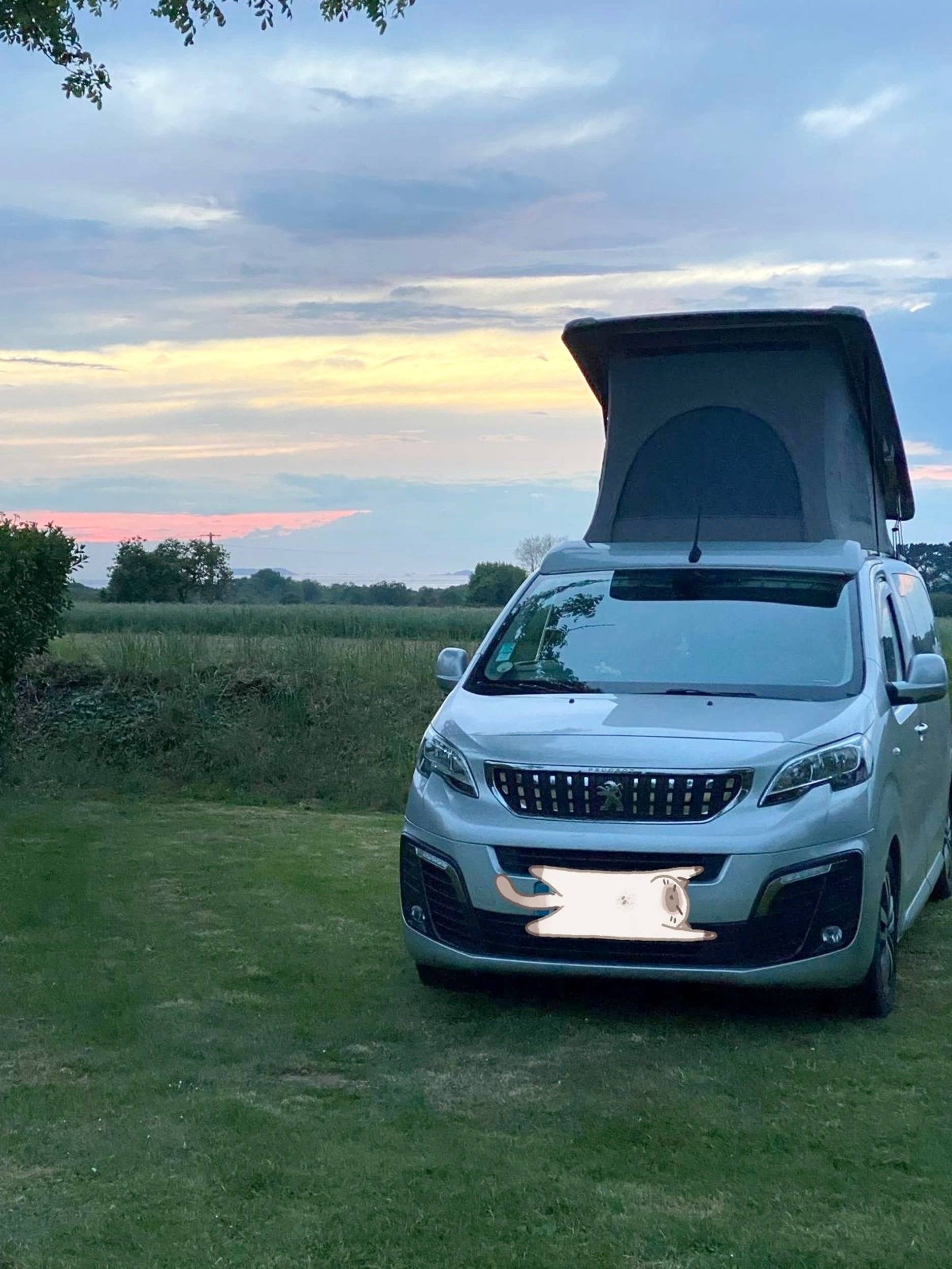 Front view from 3/4 Peugeot Expert - Yescapa