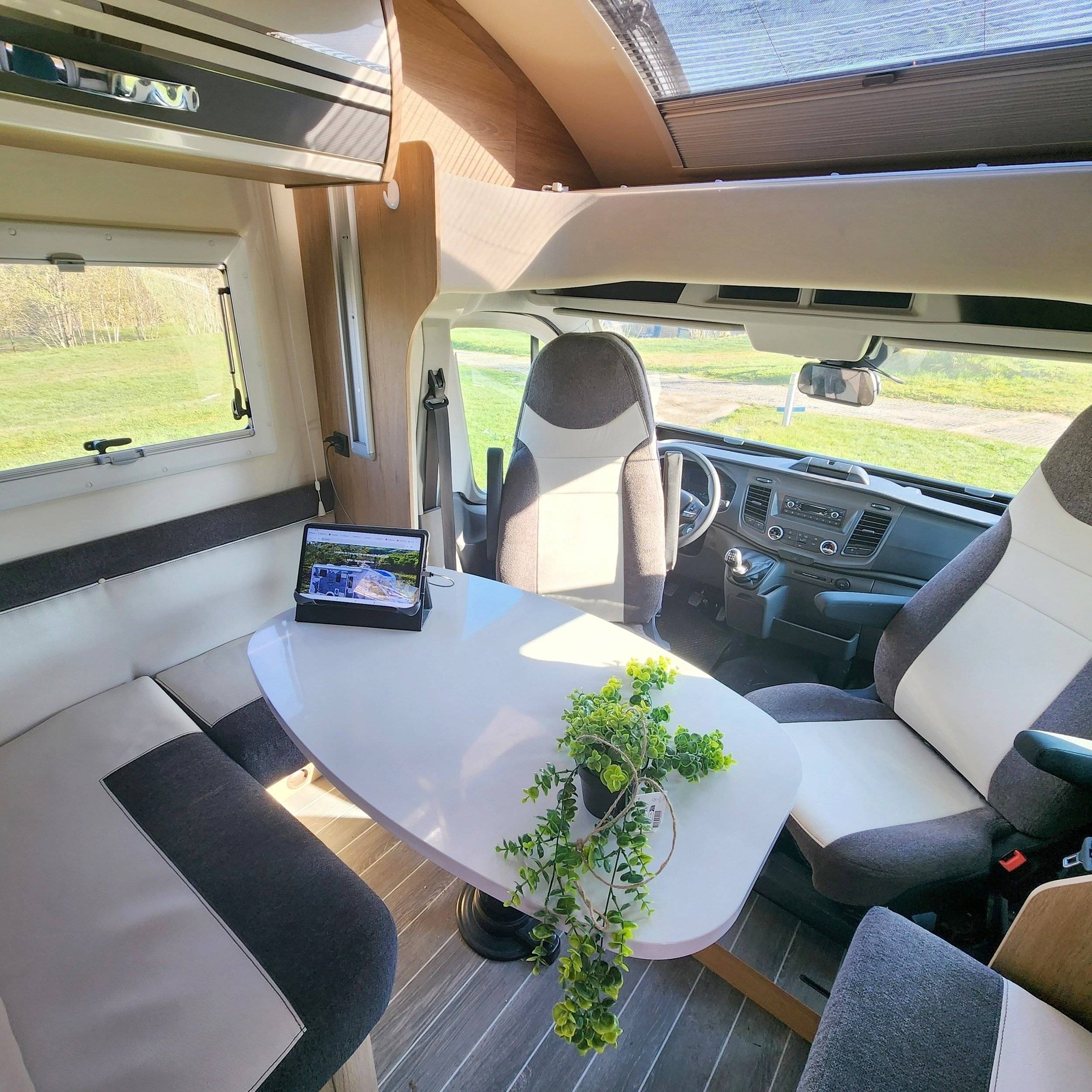 Dining Area Ford - Yescapa