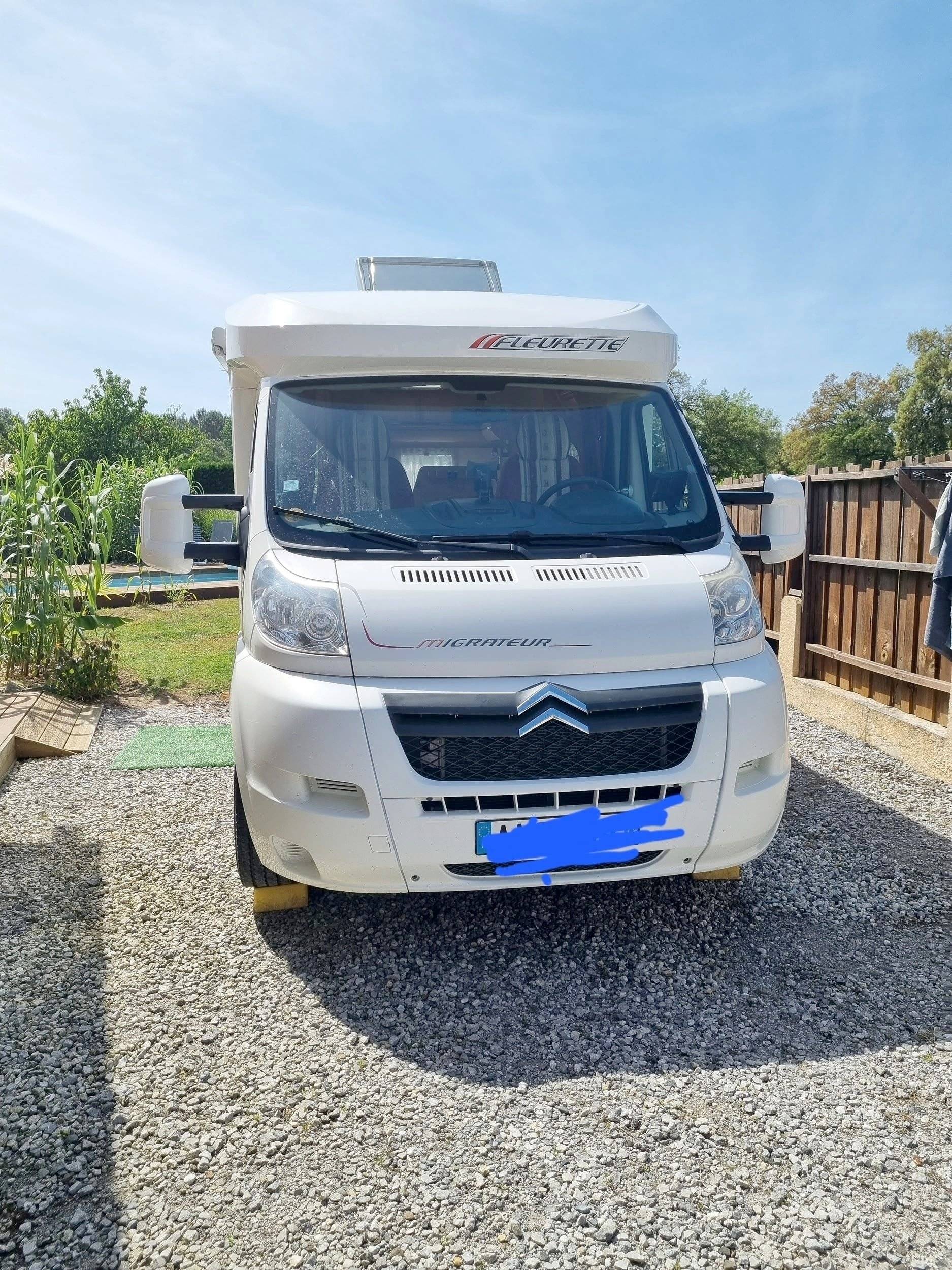 Front view from 3/4 Citroën Jumper 2,0 l 130 ch - Yescapa