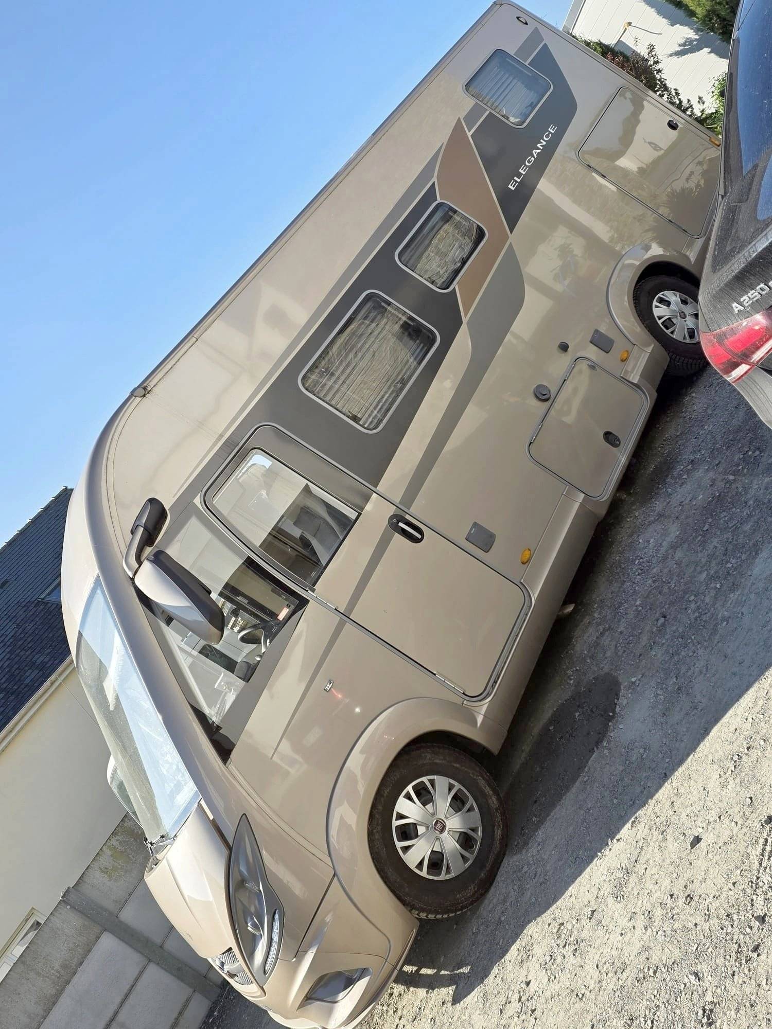 Vue avant de 3/4 Fiat Fiat ducato - Yescapa