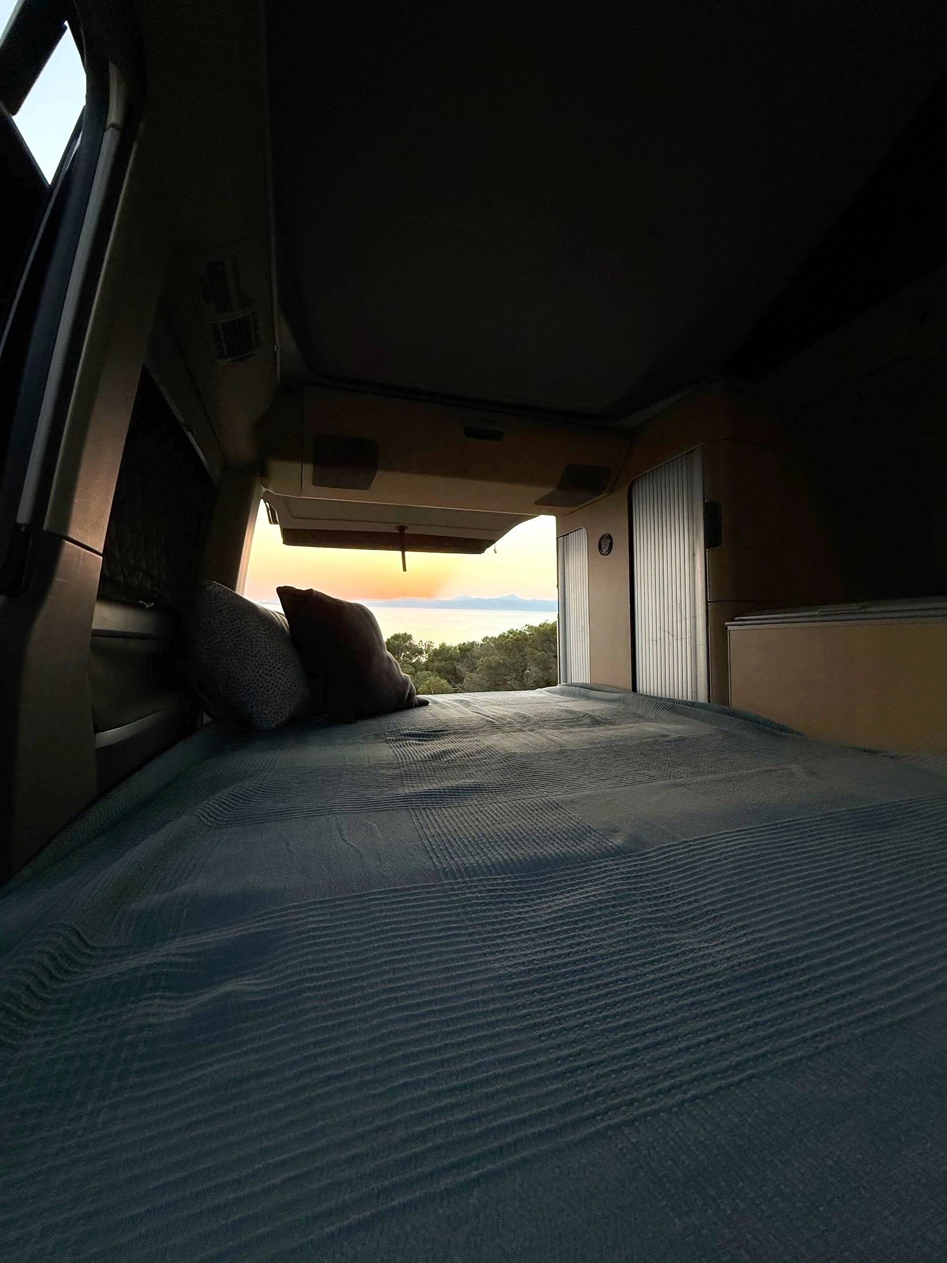 Plazas en cama Volkswagen T5 2,5 l 130 ch - Yescapa