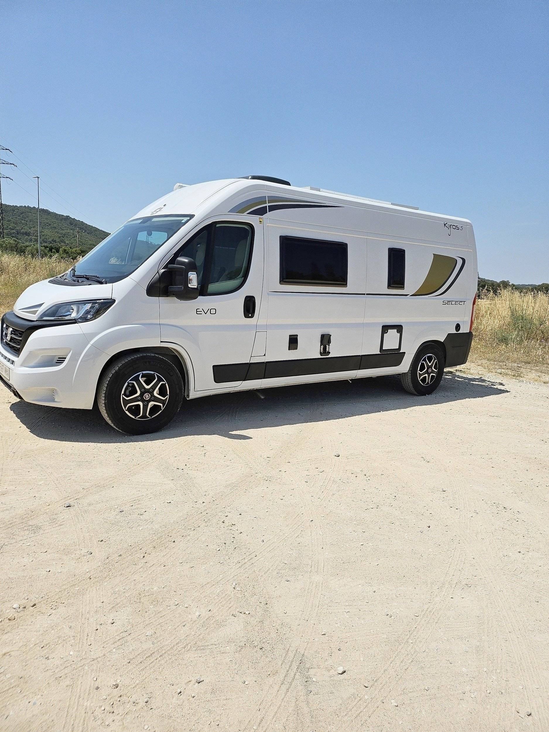 Front view from 3/4 Fiat - Yescapa