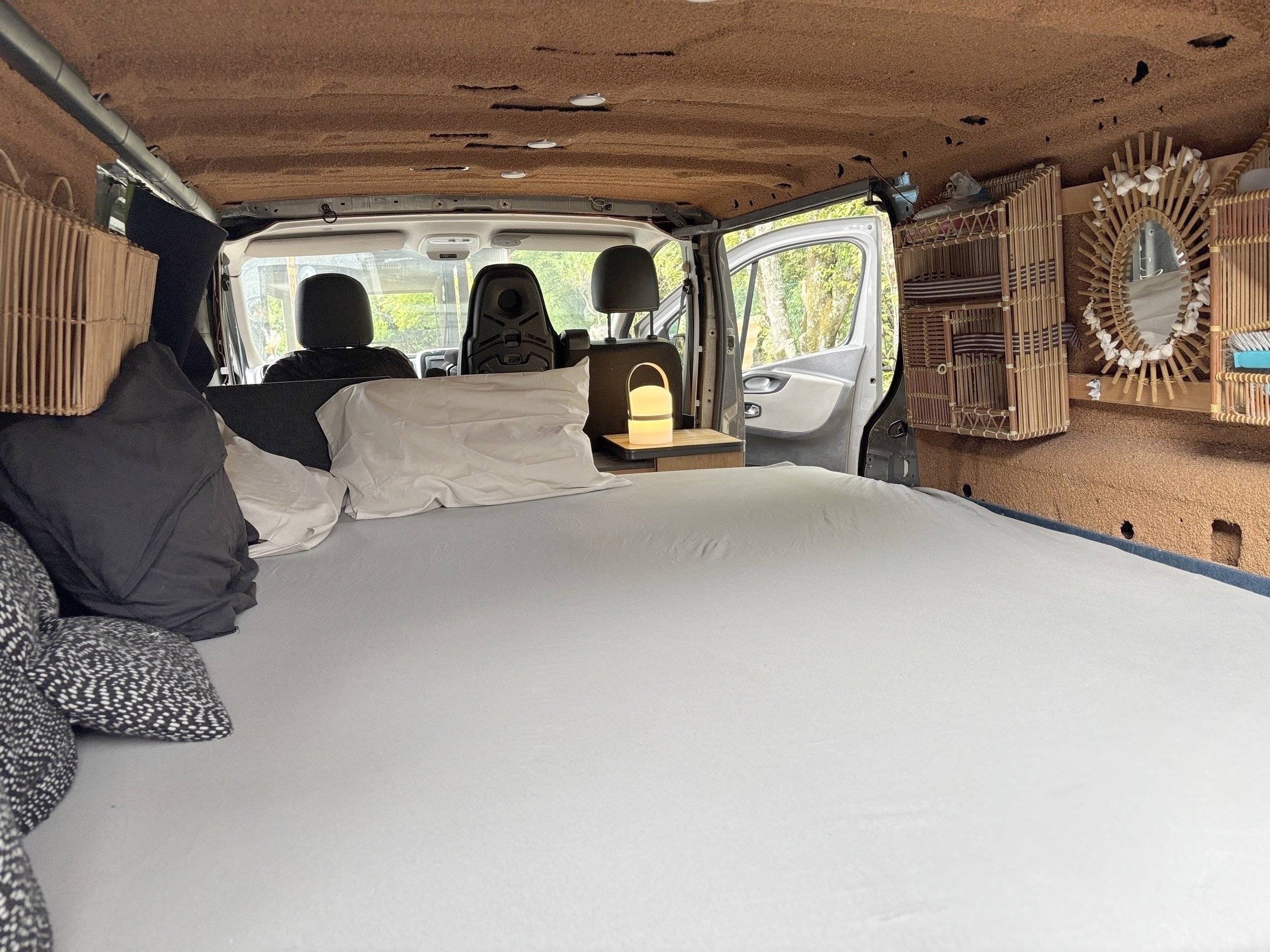 Plazas en cama Renault Trafic L2H1 2 l 120 ch - Yescapa