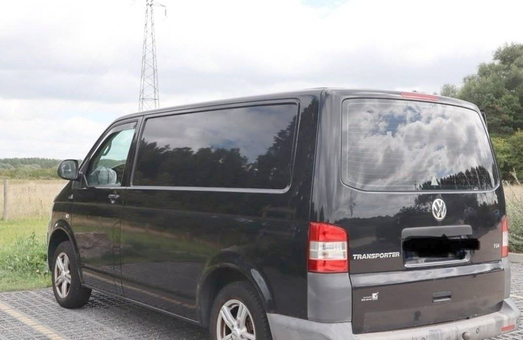 Front view from 3/4 Volkswagen TRANSPORTER T5 - Yescapa