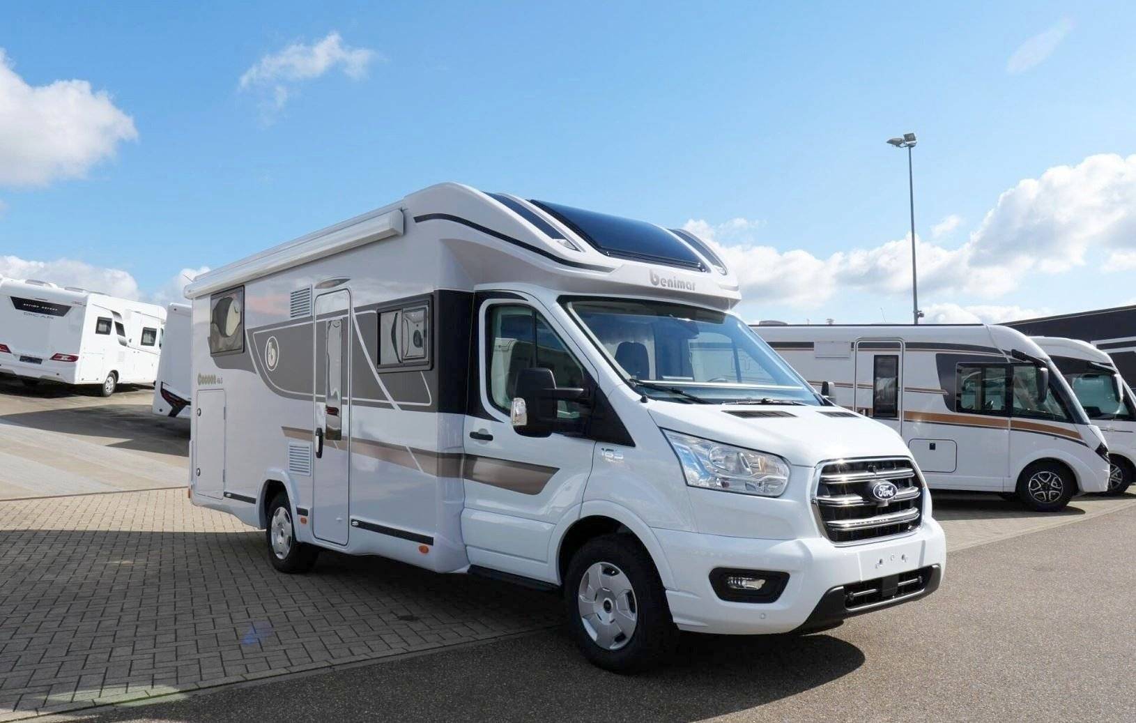 Front view from 3/4 Ford Transit 2,0 l 170 ch - Yescapa