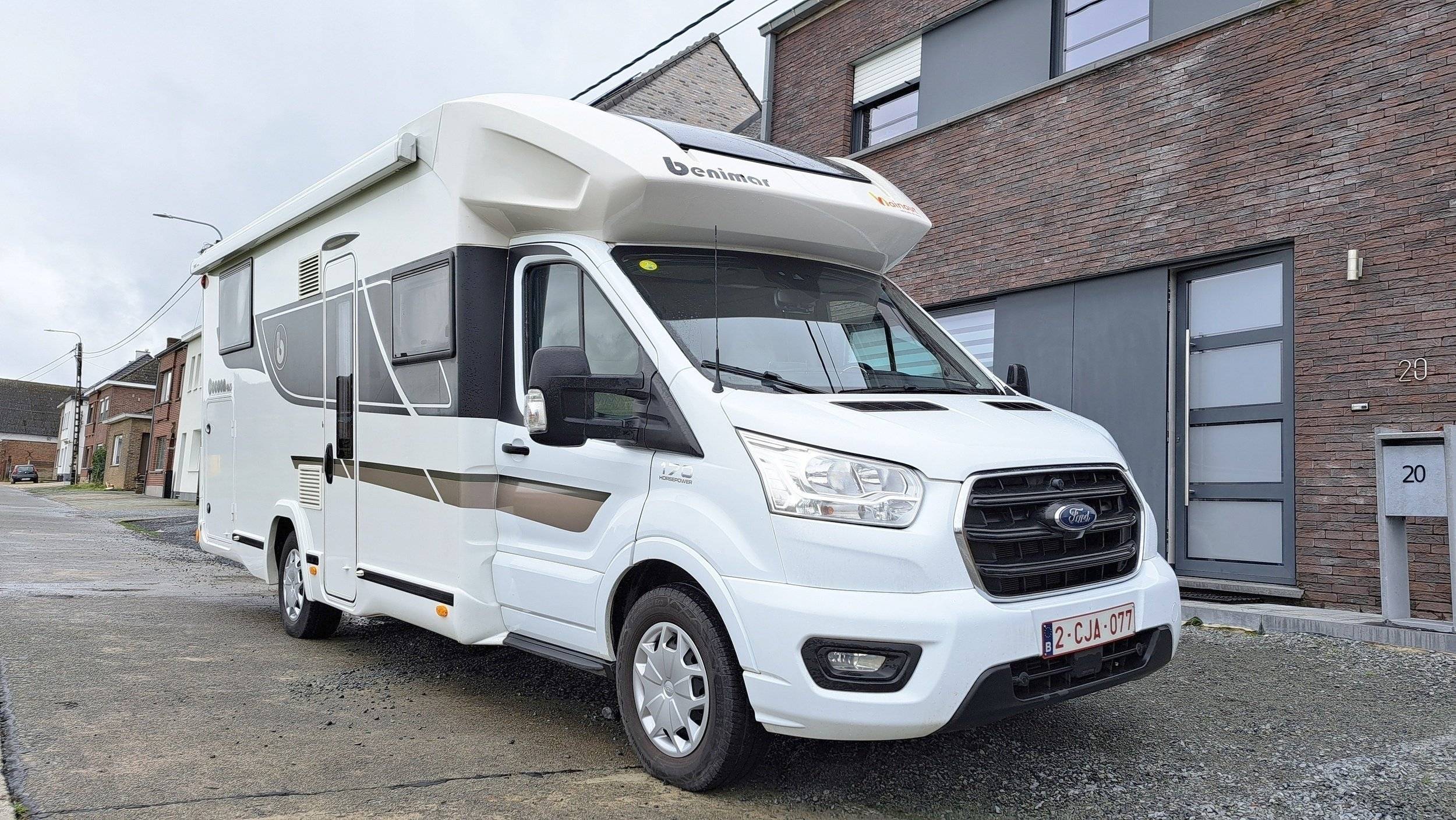 schräge Vorderansicht Ford Transit 2,0 l 170 ch - Yescapa