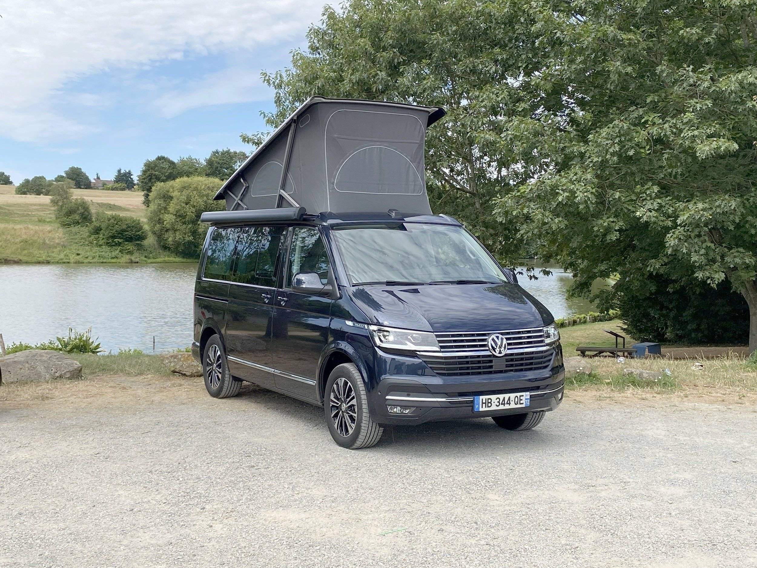 Vista de 3/4 Volkswagen 2,5l TDI 130 ch - Yescapa