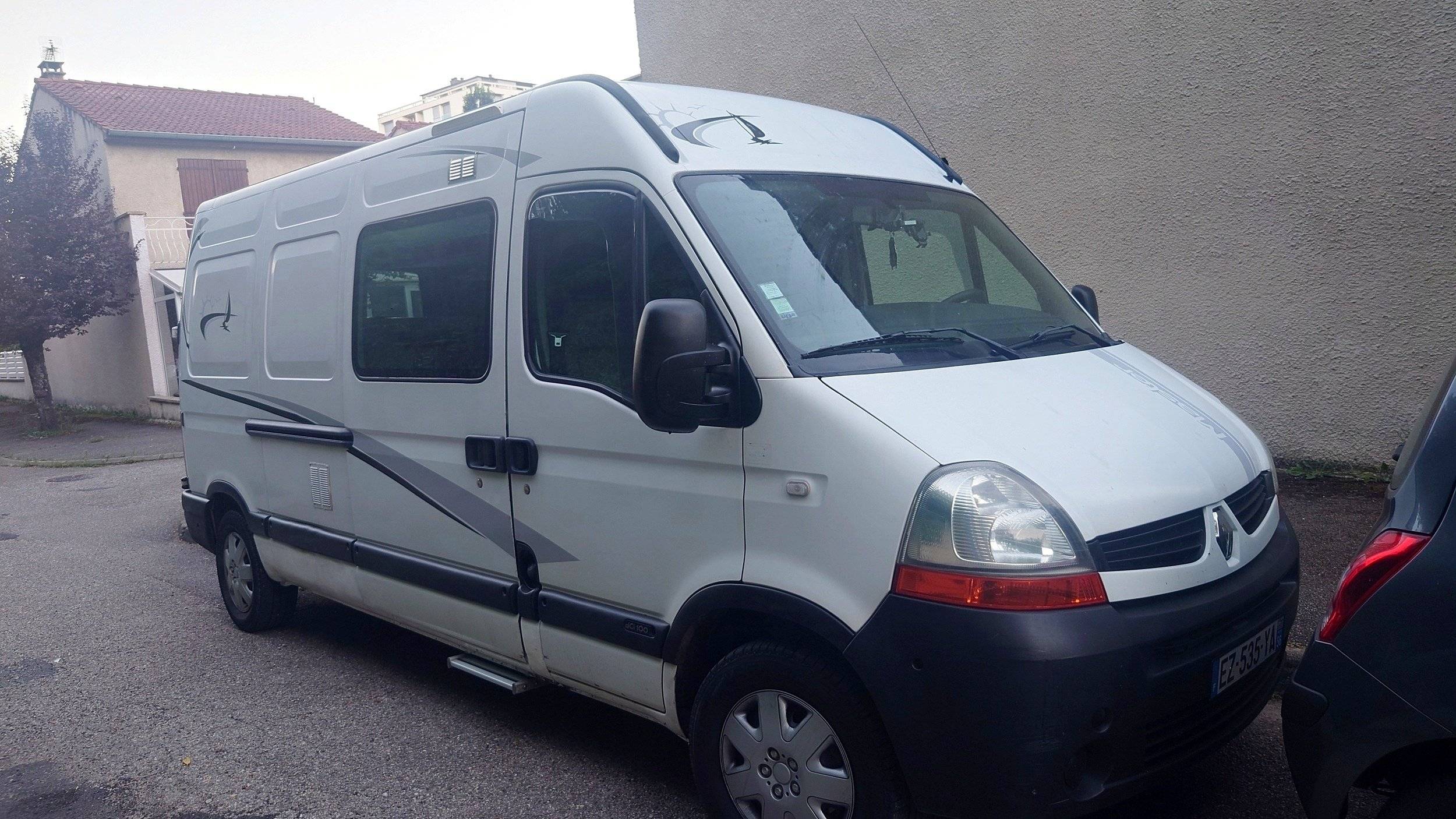 Front view from 3/4 Renault Renault master 2.5l DCI 120 - Yescapa