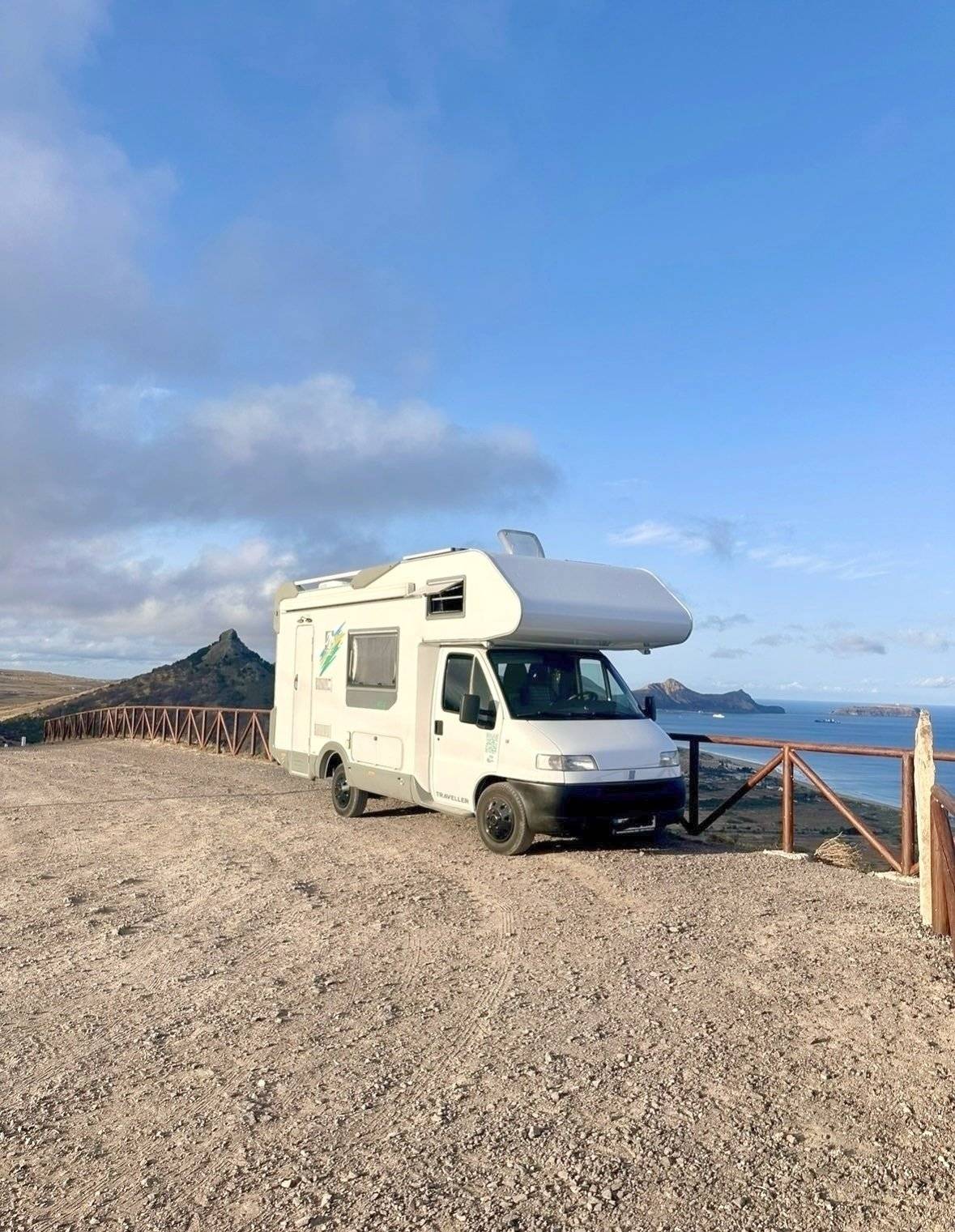 Vista del vehicle angle davanter Fiat Ducato - Yescapa