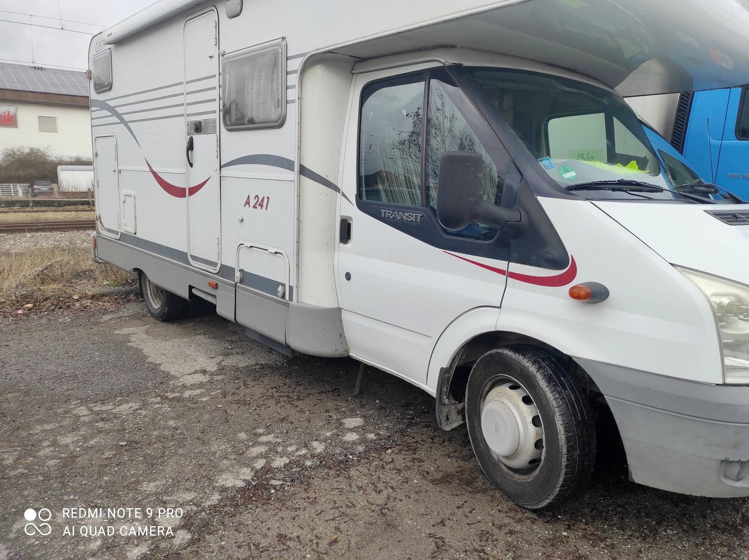 Front view from 3/4 Ford - Yescapa