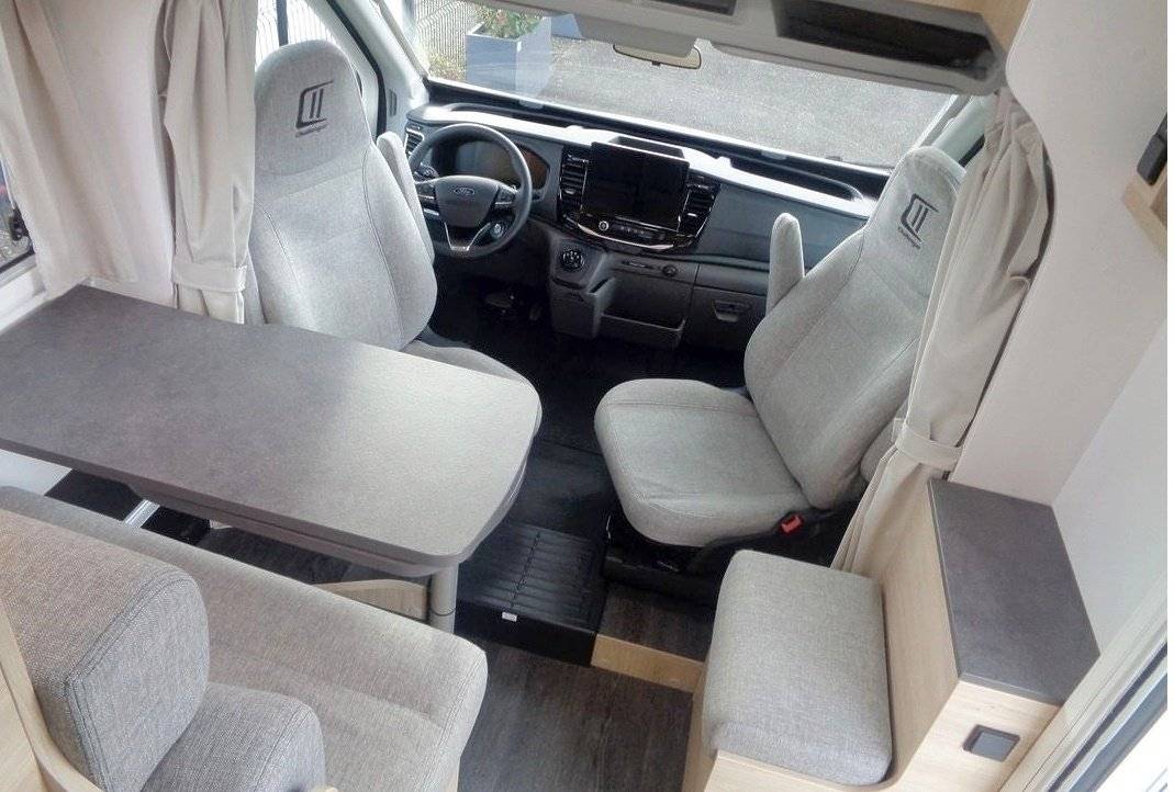 Dining Area Ford Transit 2,0 l 130 ch - Yescapa