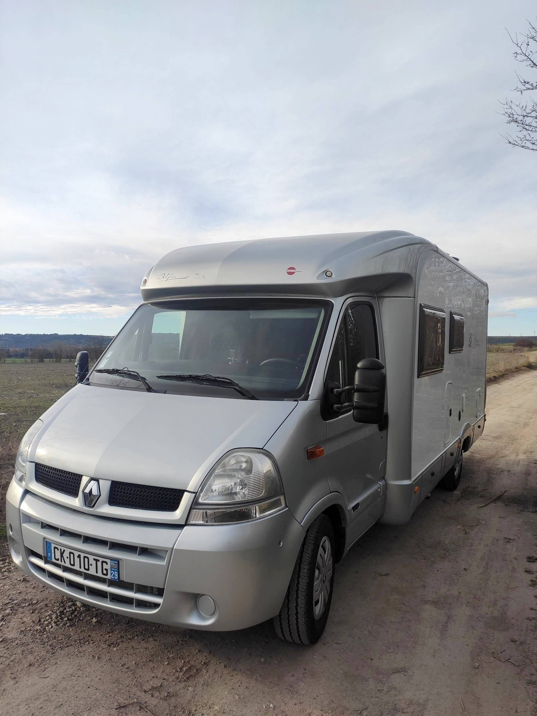 schräge Vorderansicht Renault Renault - Yescapa