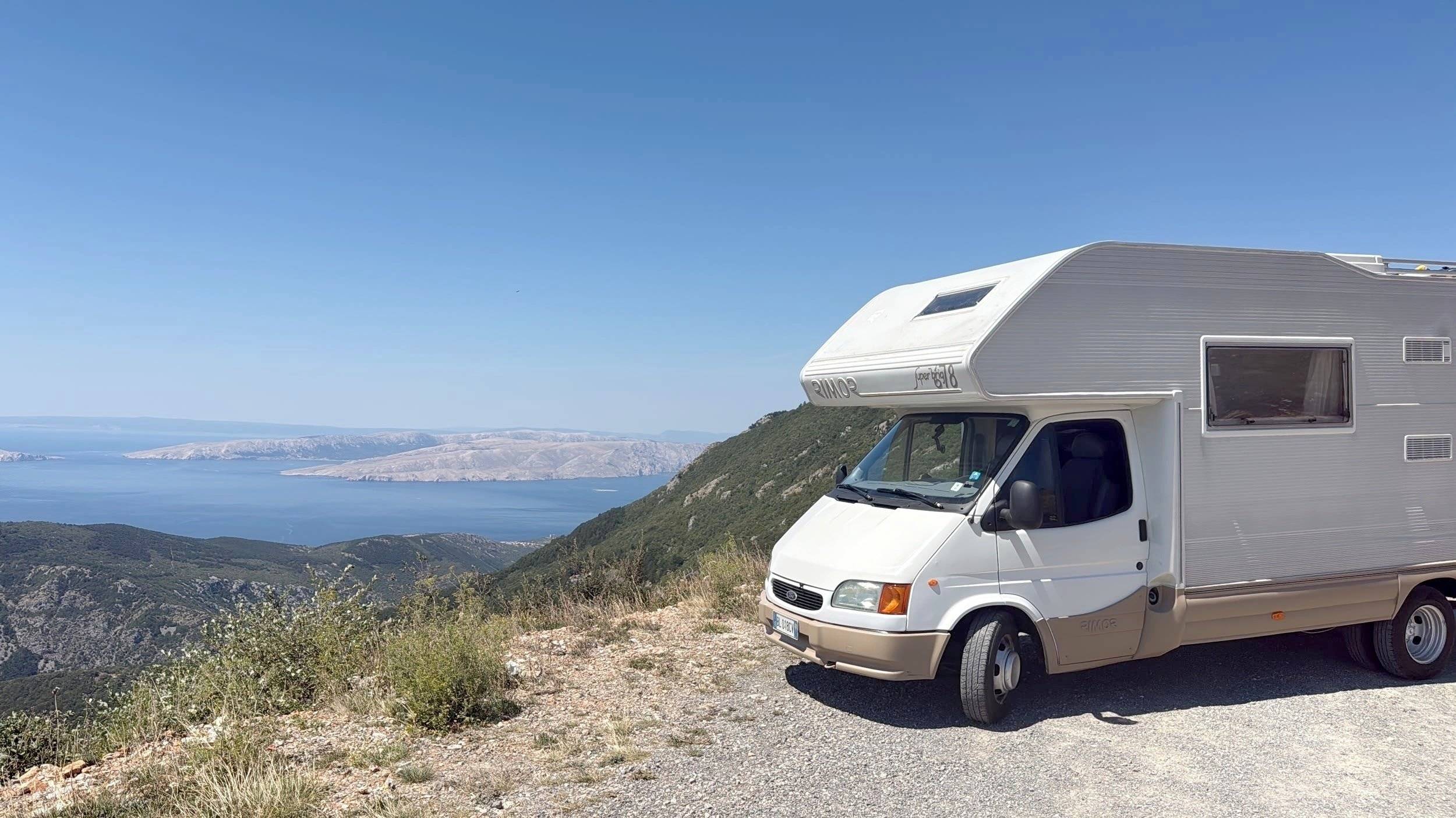 Vista de 3/4 Ford Transit 2,5 l TDCi 140 ch. - Yescapa