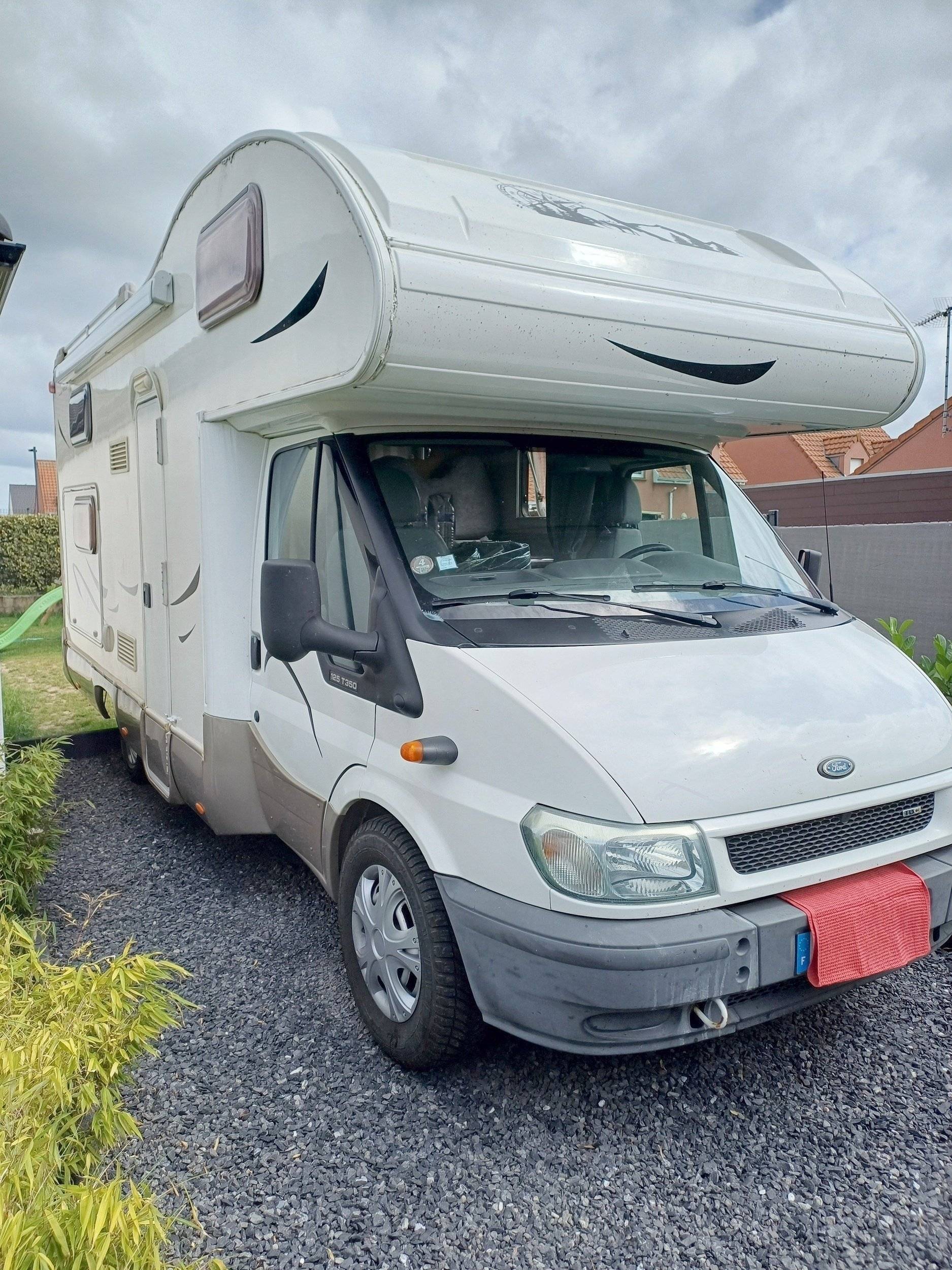 Front view from 3/4 Ford - Yescapa