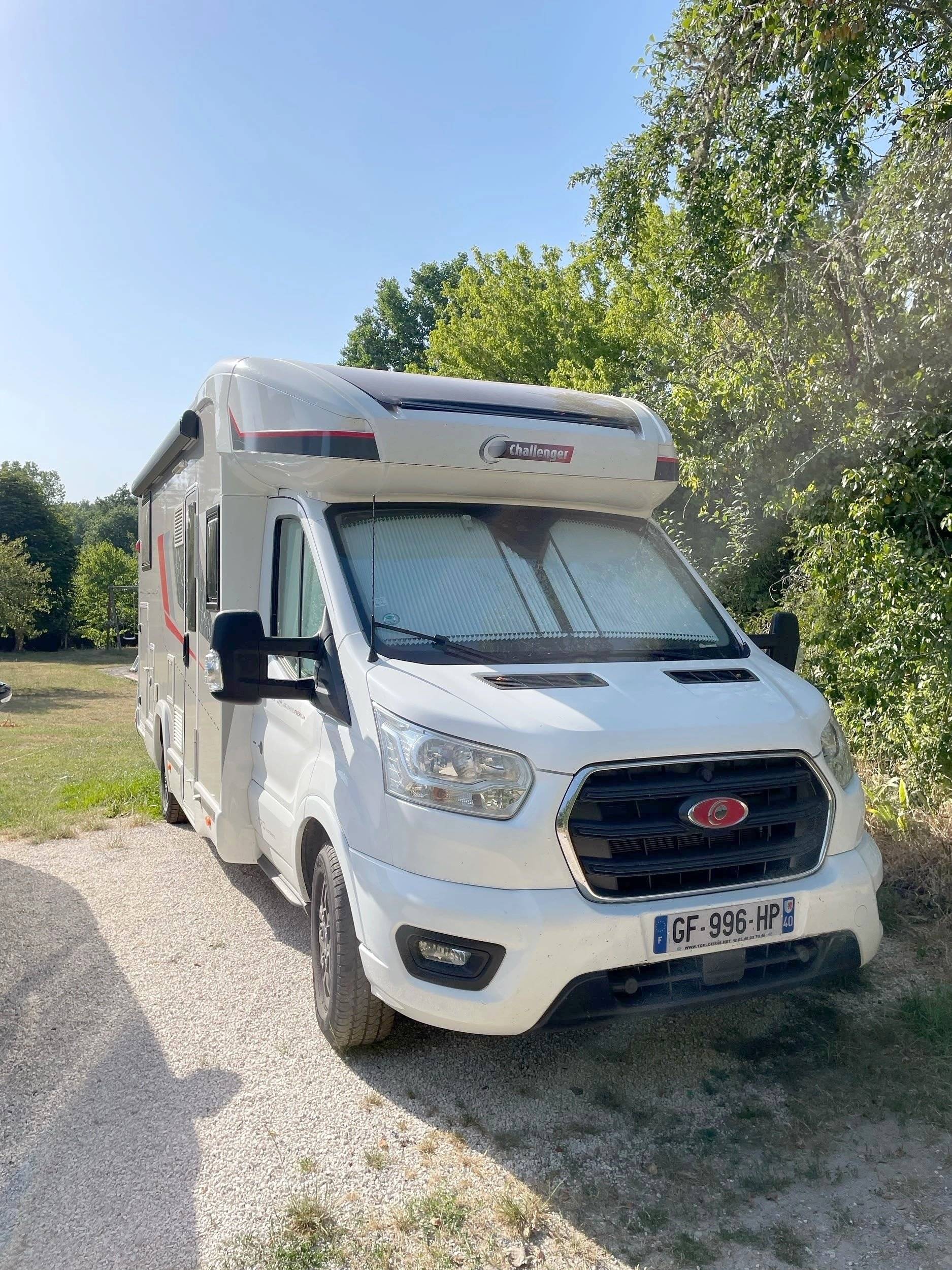 Front view from 3/4 Ford Transit 2,0 l 170 ch - Yescapa