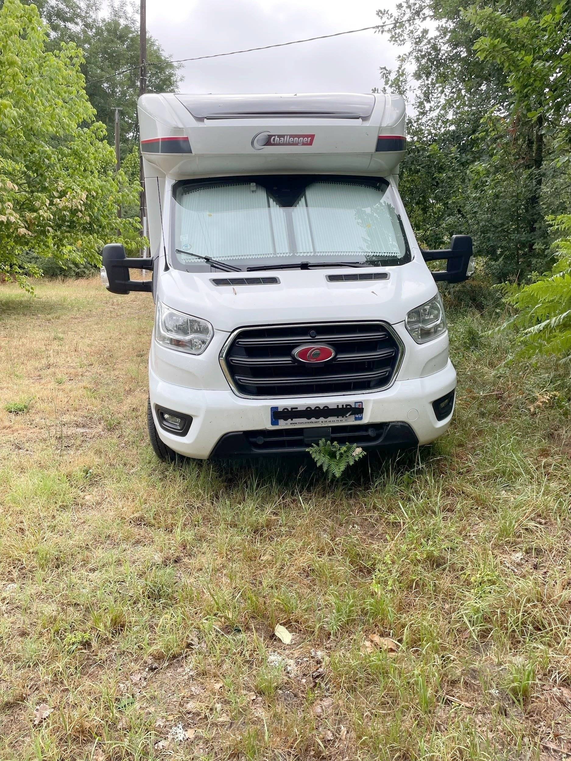 Vista frontale a ¾ Ford Transit 2,0 l 170 ch - Yescapa