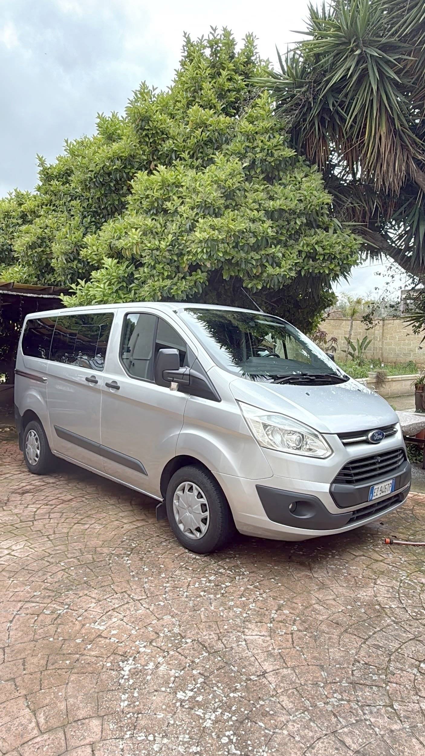 Vista del vehículo ángulo delantero Ford Custom L2H1 version Trend 2,2 l 125 ch - Yescapa