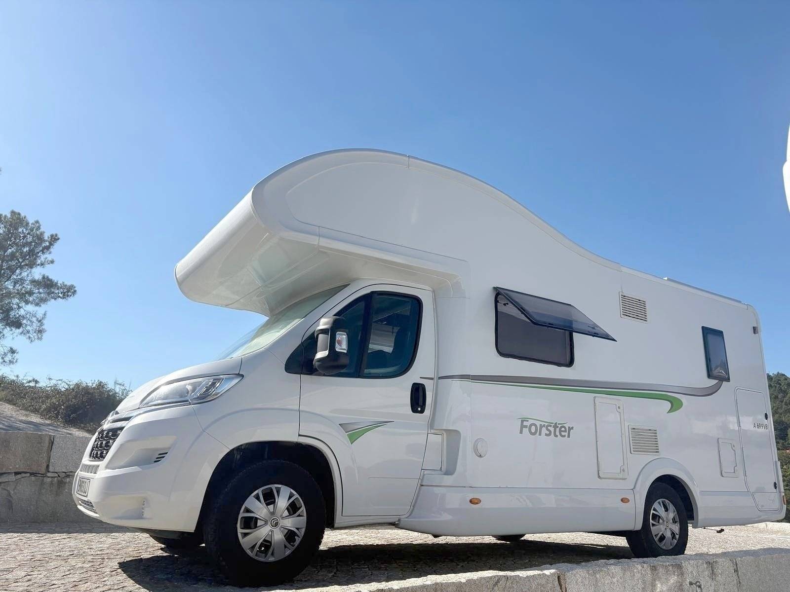 Vista del vehículo ángulo delantero Citroën Jumper 2,2 l Blue HDI 165 PS - Yescapa
