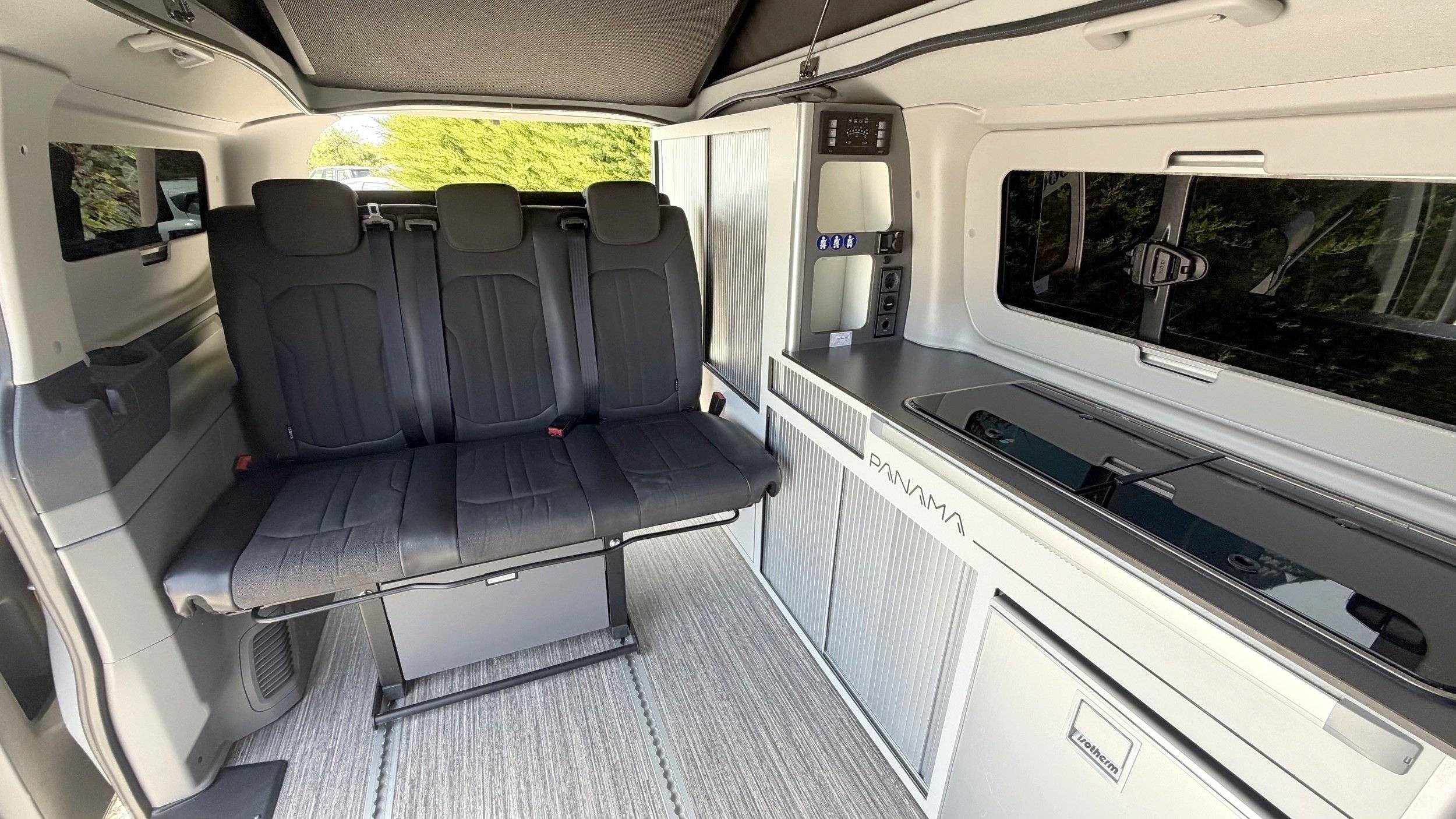 Área de jantar Ford TOURNEO PANAMA PEAK 10+ - Yescapa