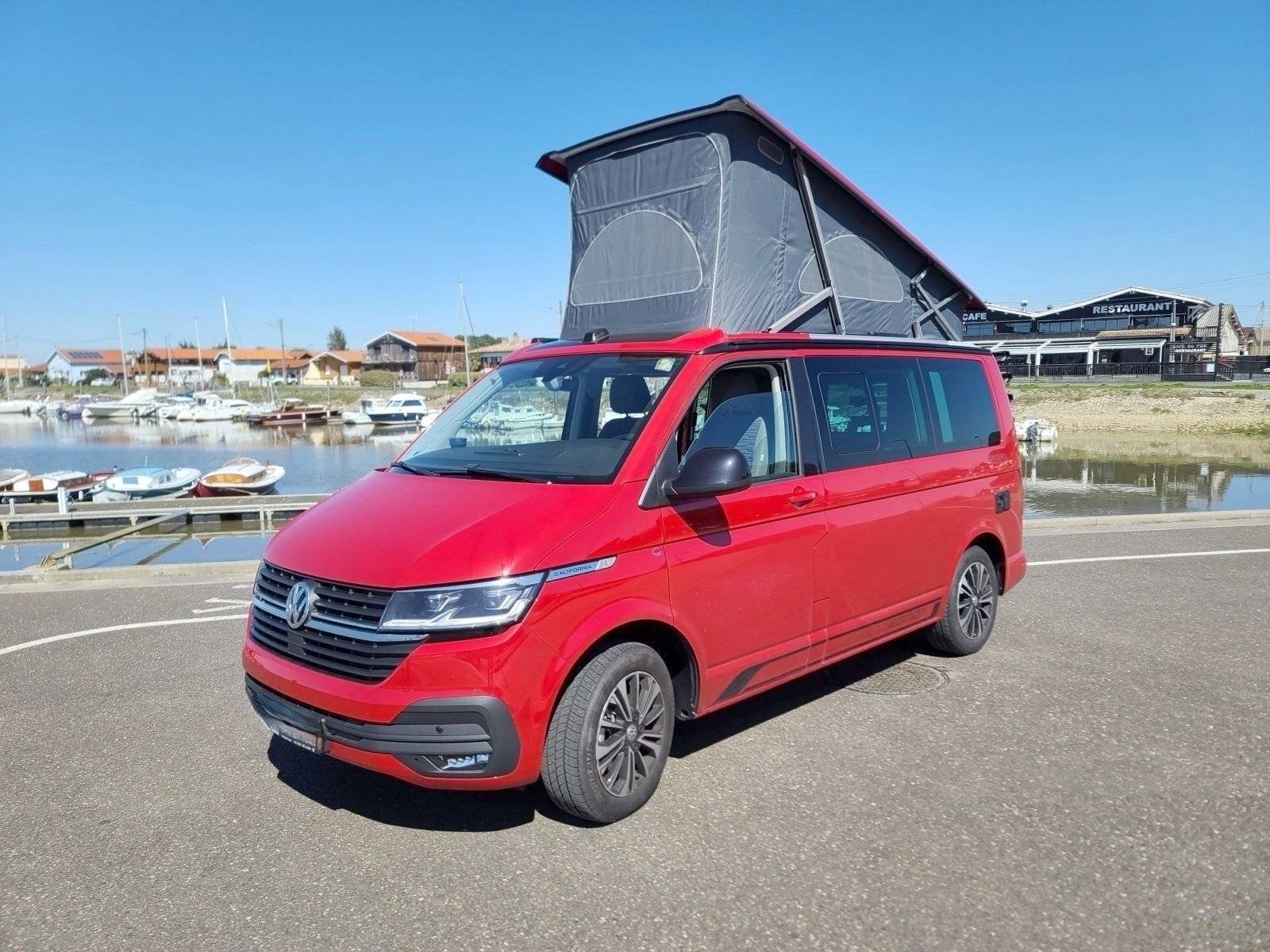 schräge Vorderansicht Volkswagen Volkswagen T6.1 California OCEAN - Yescapa