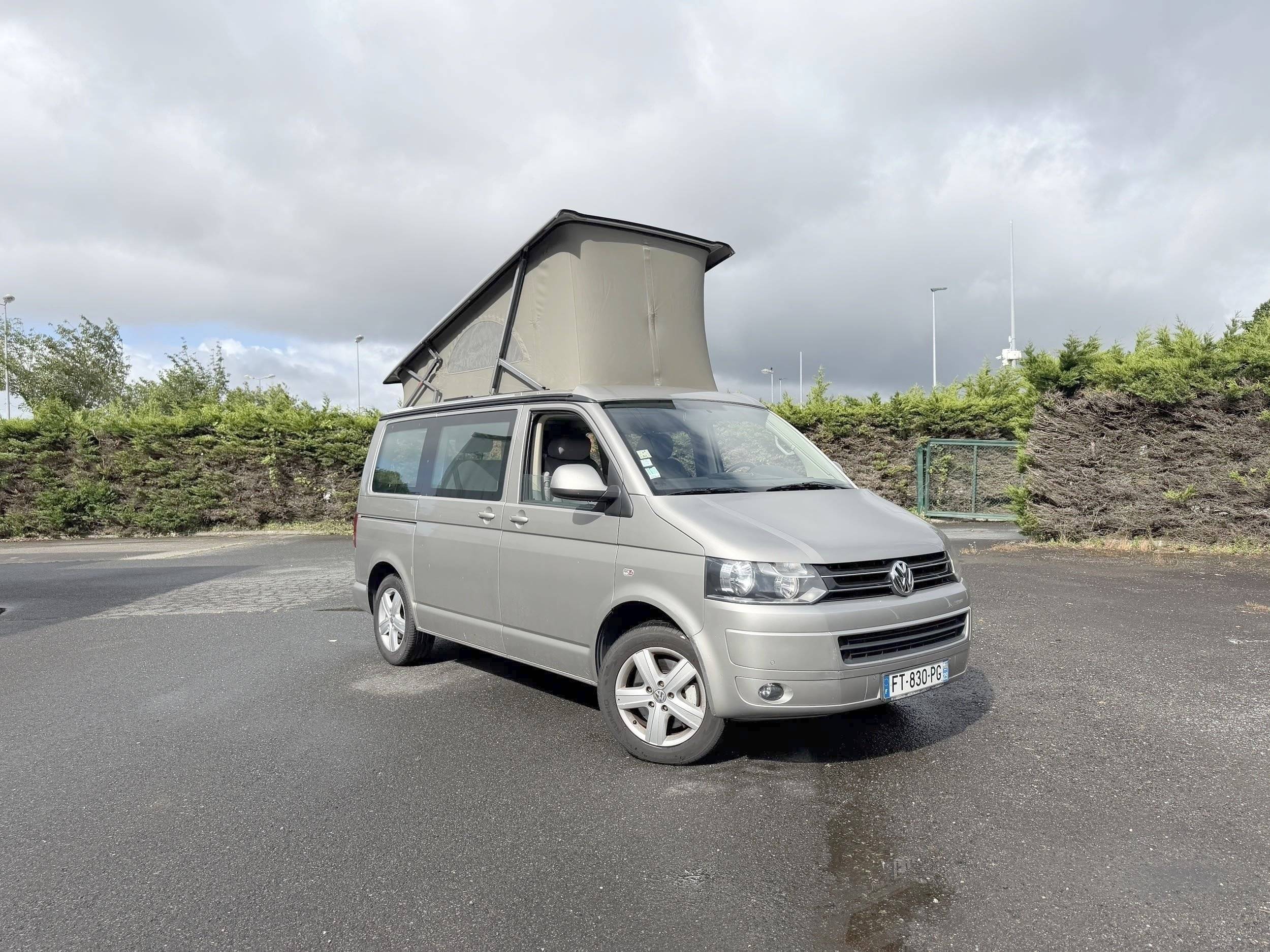 Vista de 3/4 Volkswagen T5 2,0 l 180 ch - Yescapa