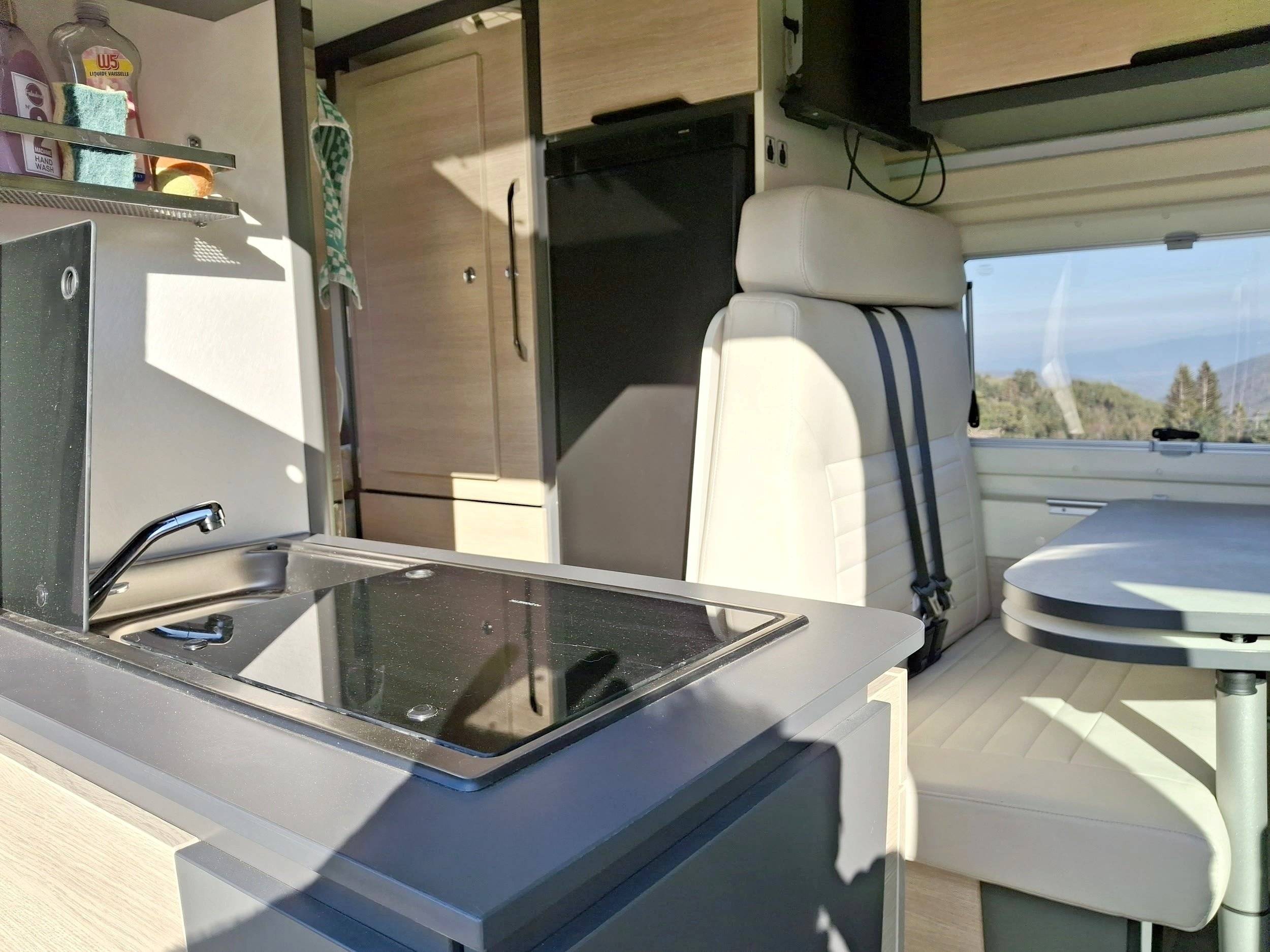 Comedor Peugeot Boxer 2,0 l 130 ch - Yescapa