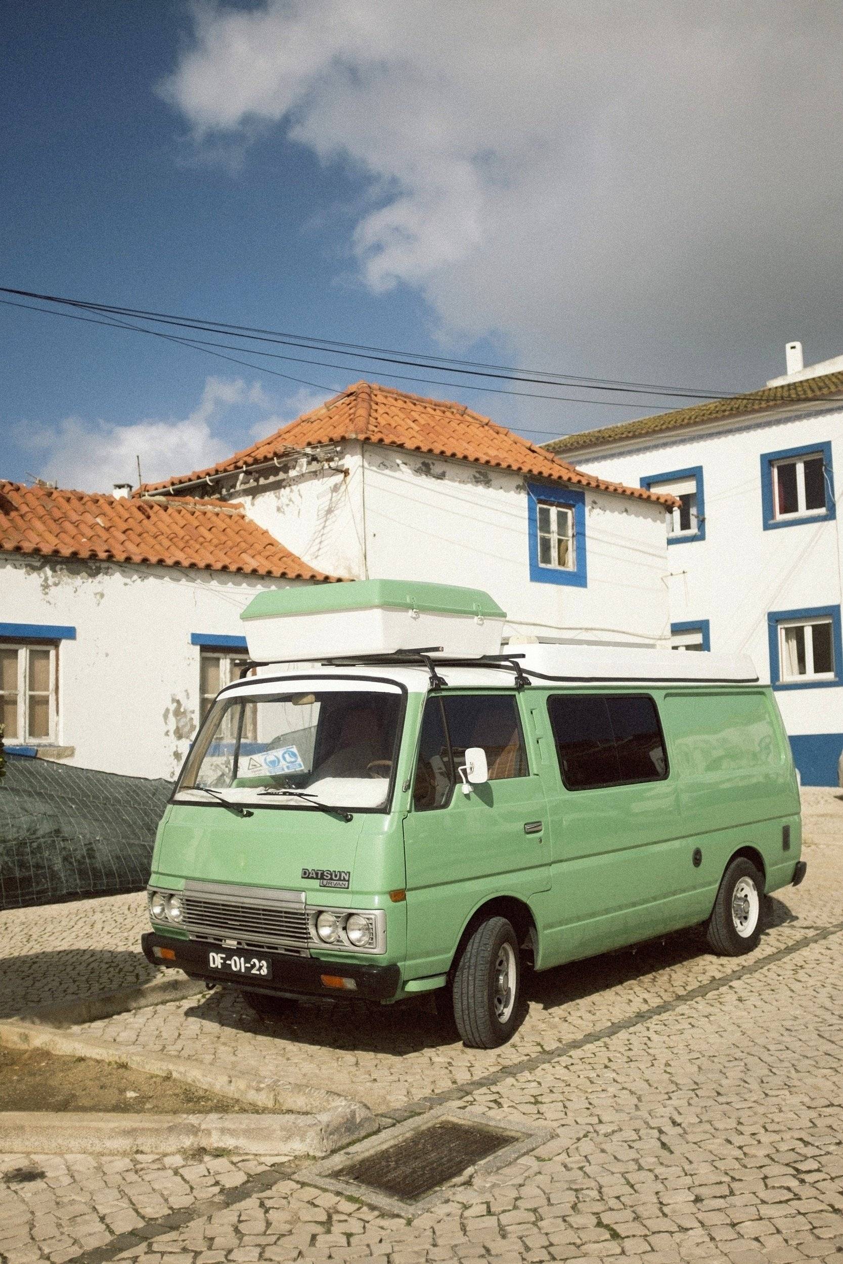 Vista frontale a ¾ Nissan Urvan - Yescapa