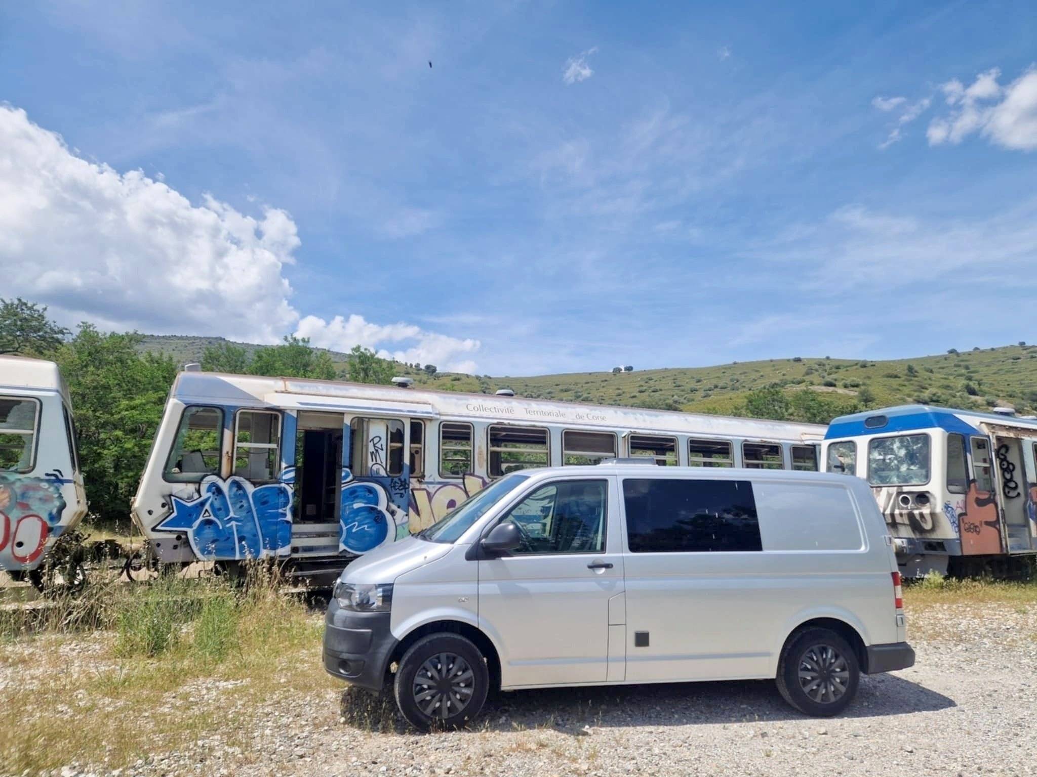 Vista frontale a ¾ Volkswagen Volkswagen T5 transporter - Yescapa