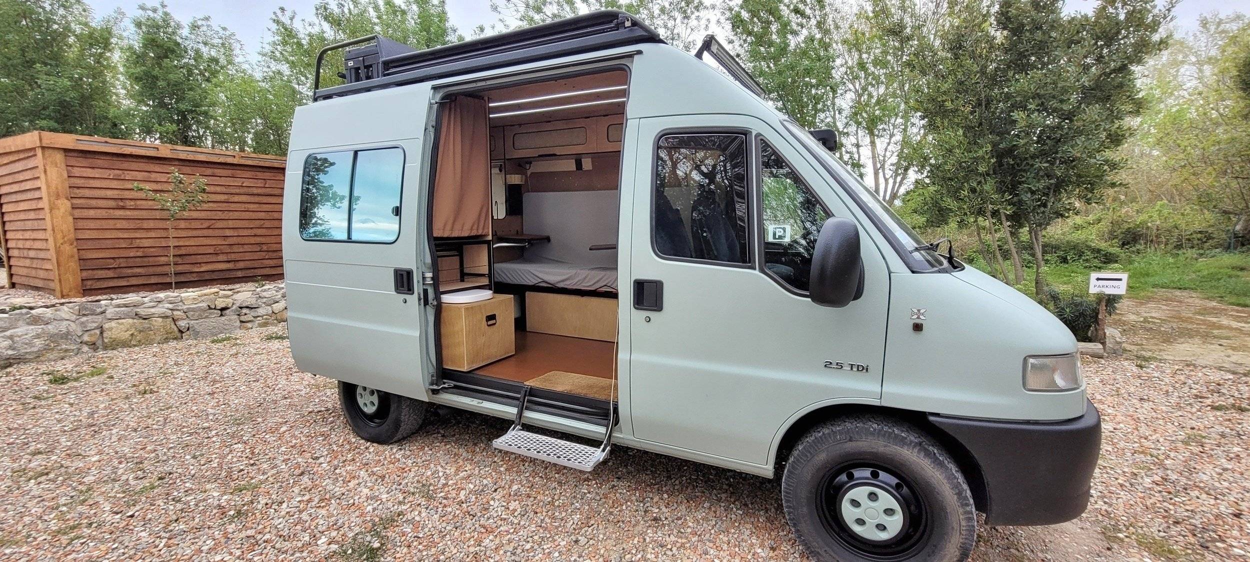 schräge Vorderansicht Citroën jumper 2.5 TDI - Yescapa