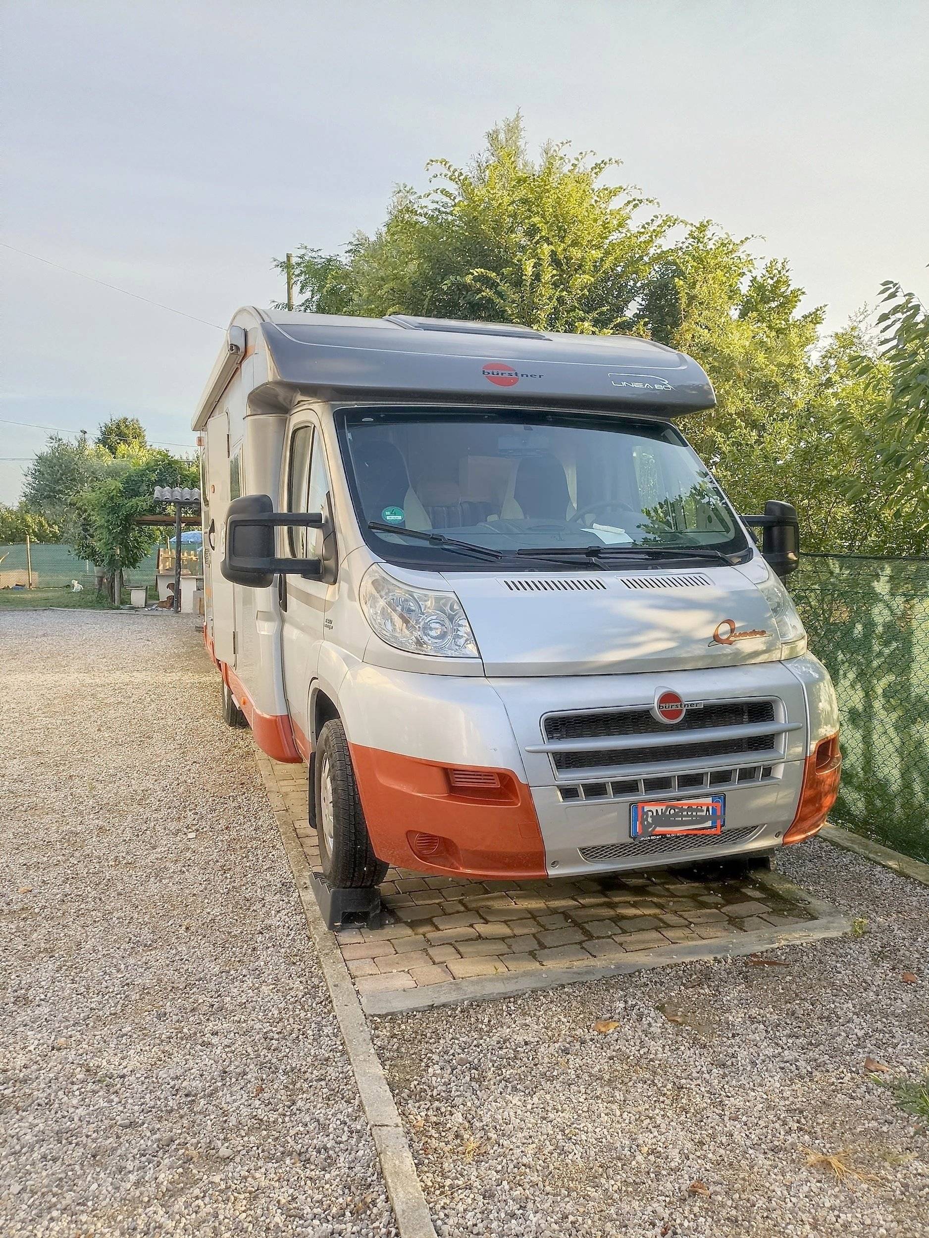 Vista del vehicle angle davanter Fiat Ducato 120 Multijet - Yescapa
