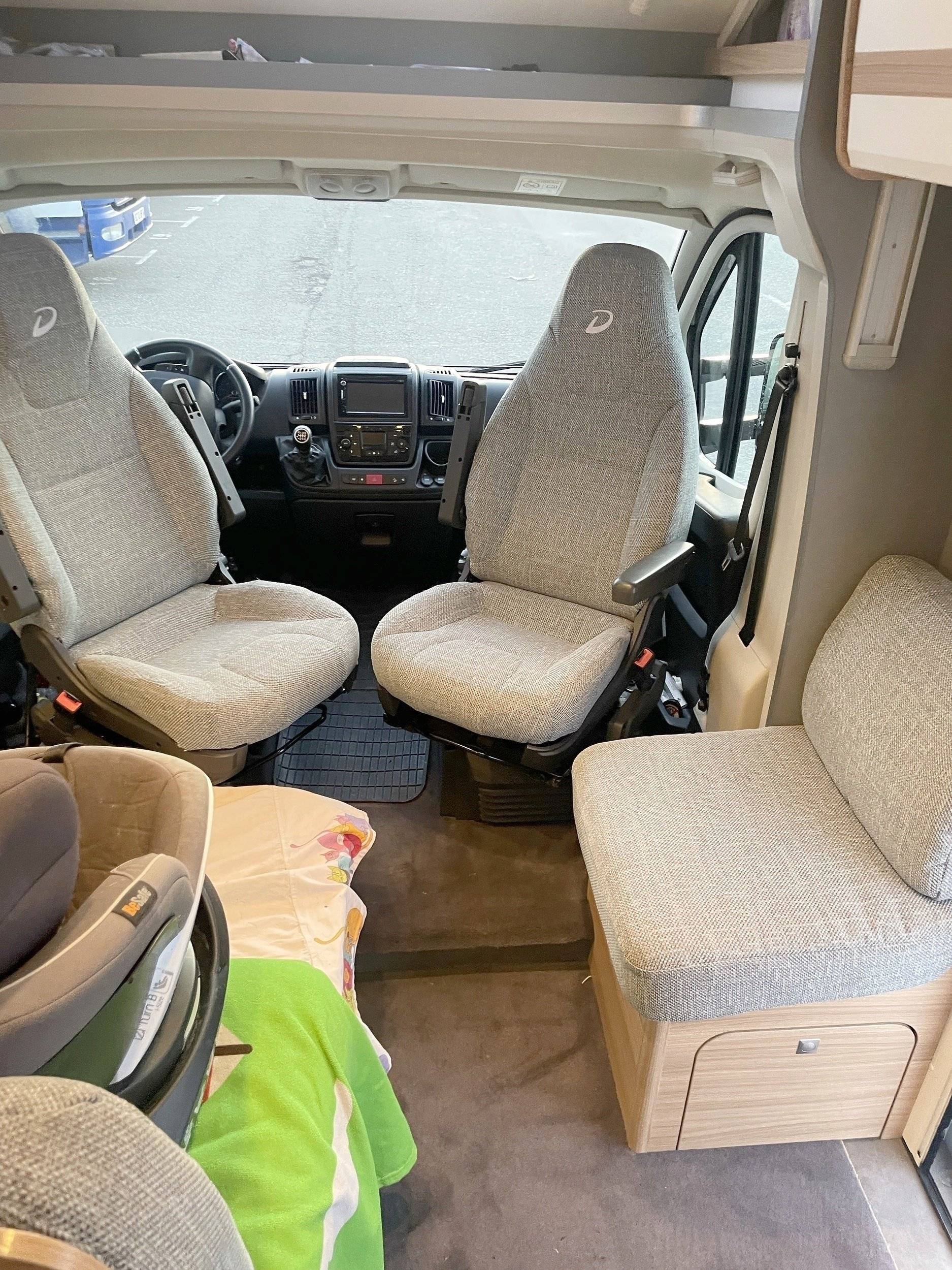Dining Area Citroën 2.2L 140CV - Yescapa