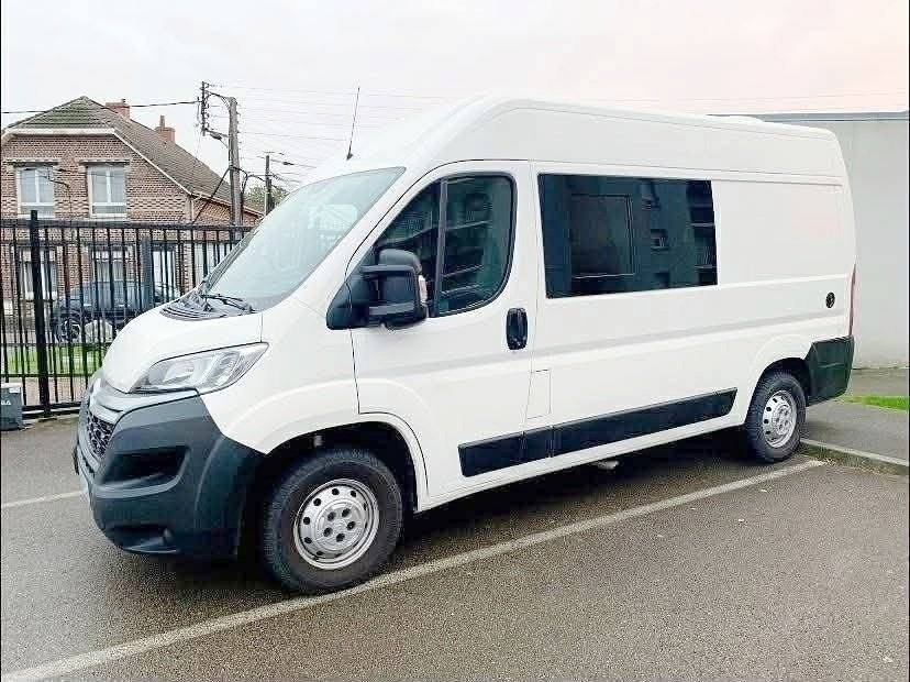 Vista del vehicle angle davanter Citroën Jumper - Yescapa