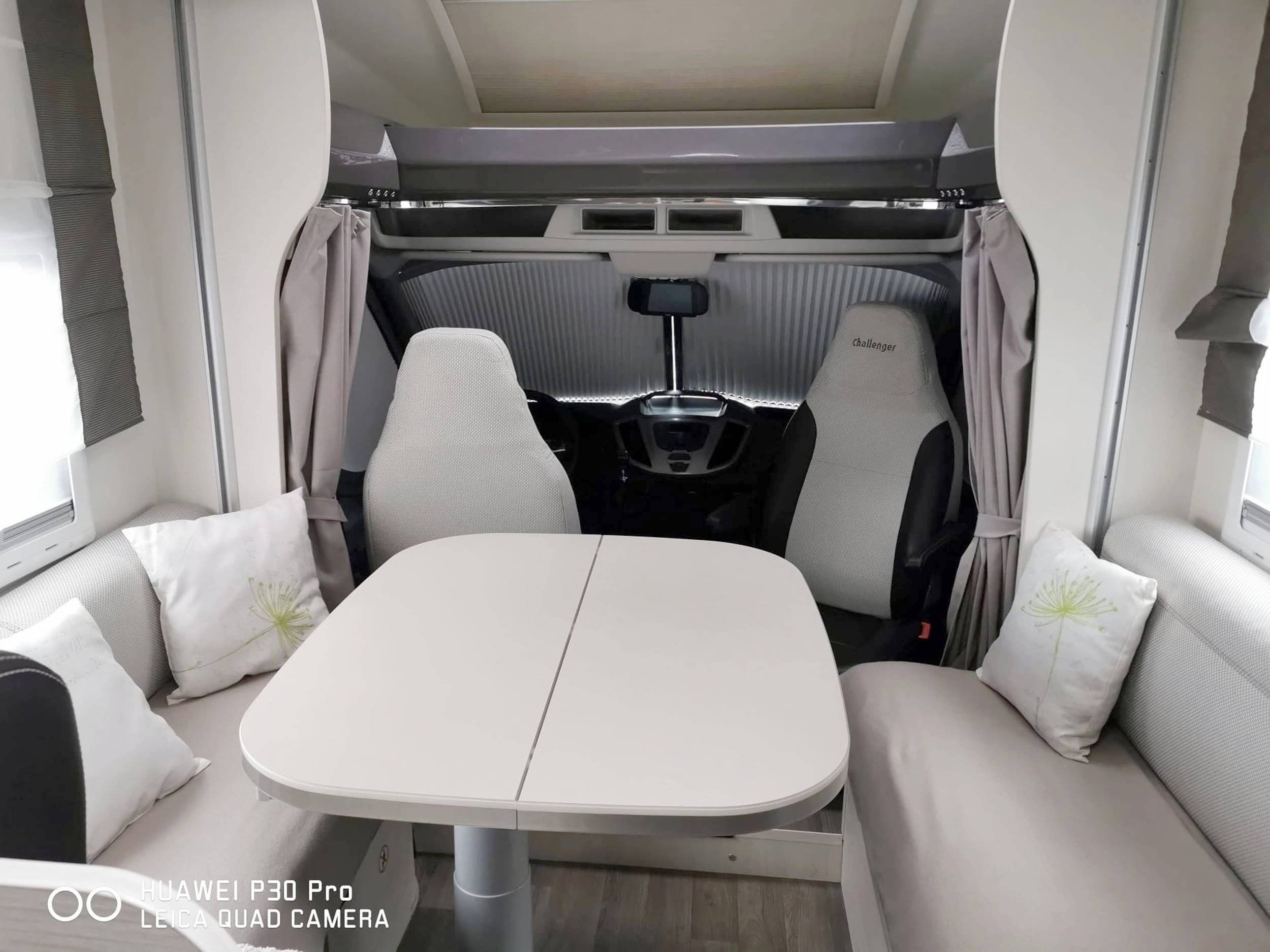 Área de jantar Ford Transit 2,0 l 170 ch - Yescapa