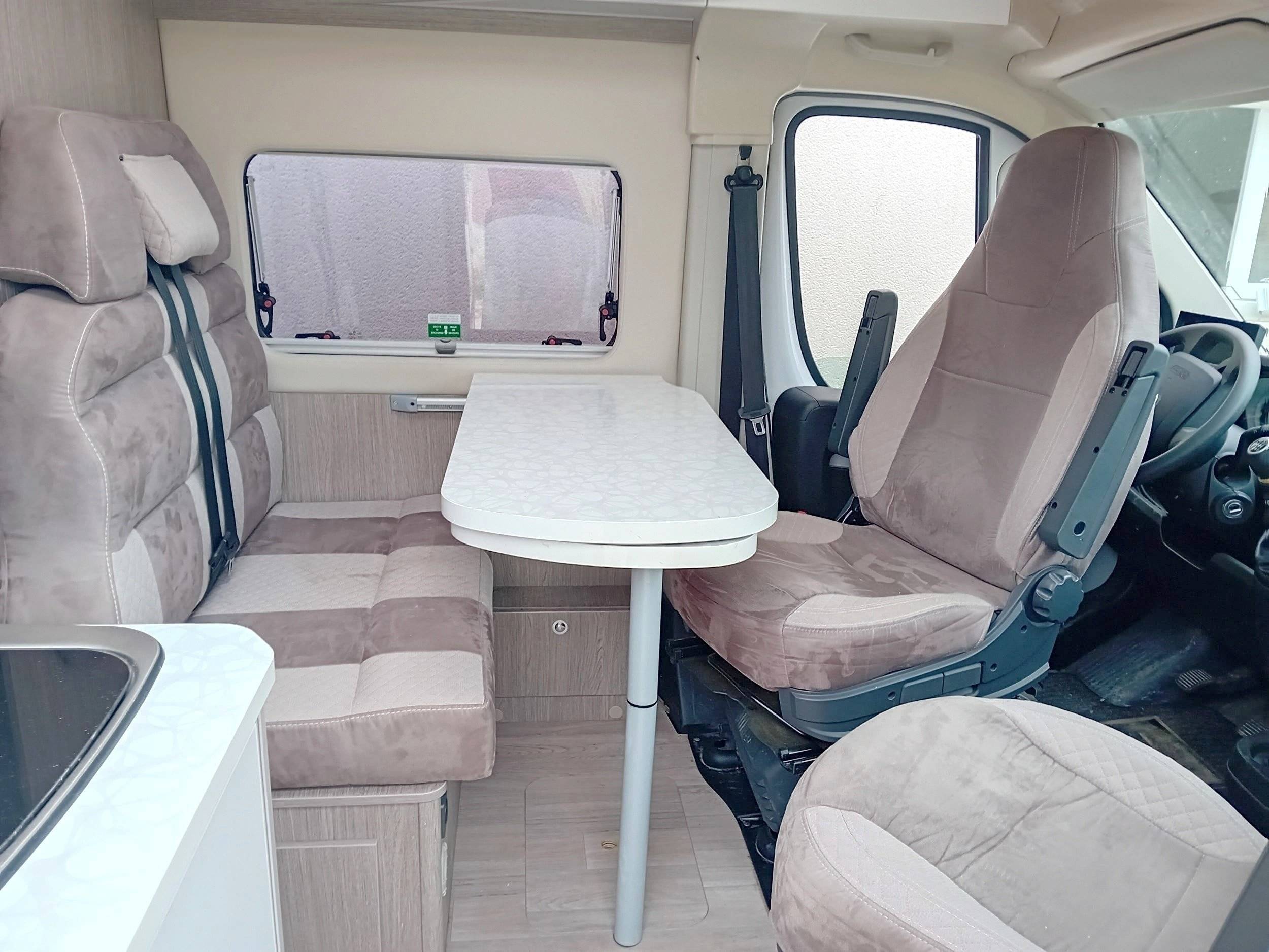 Área de jantar Fiat Ducato 2,0 l 115 ch - Yescapa