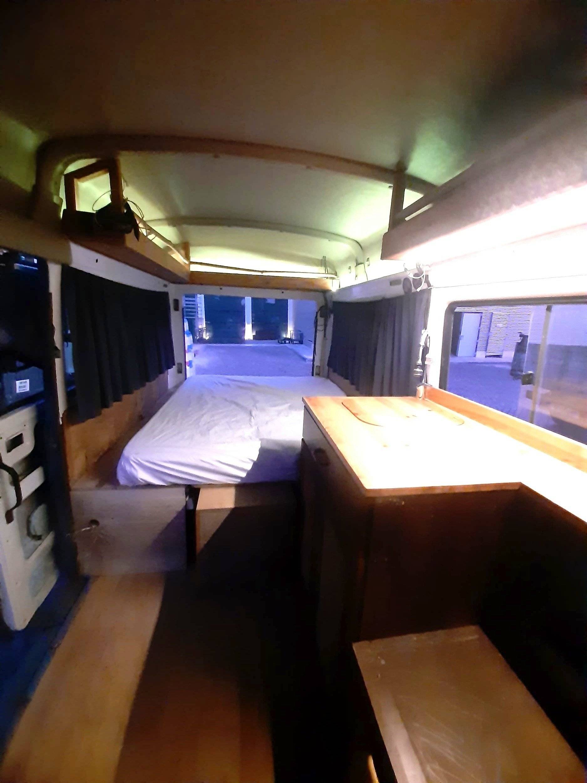 Plazas en cama Mercedes MB100D - Yescapa