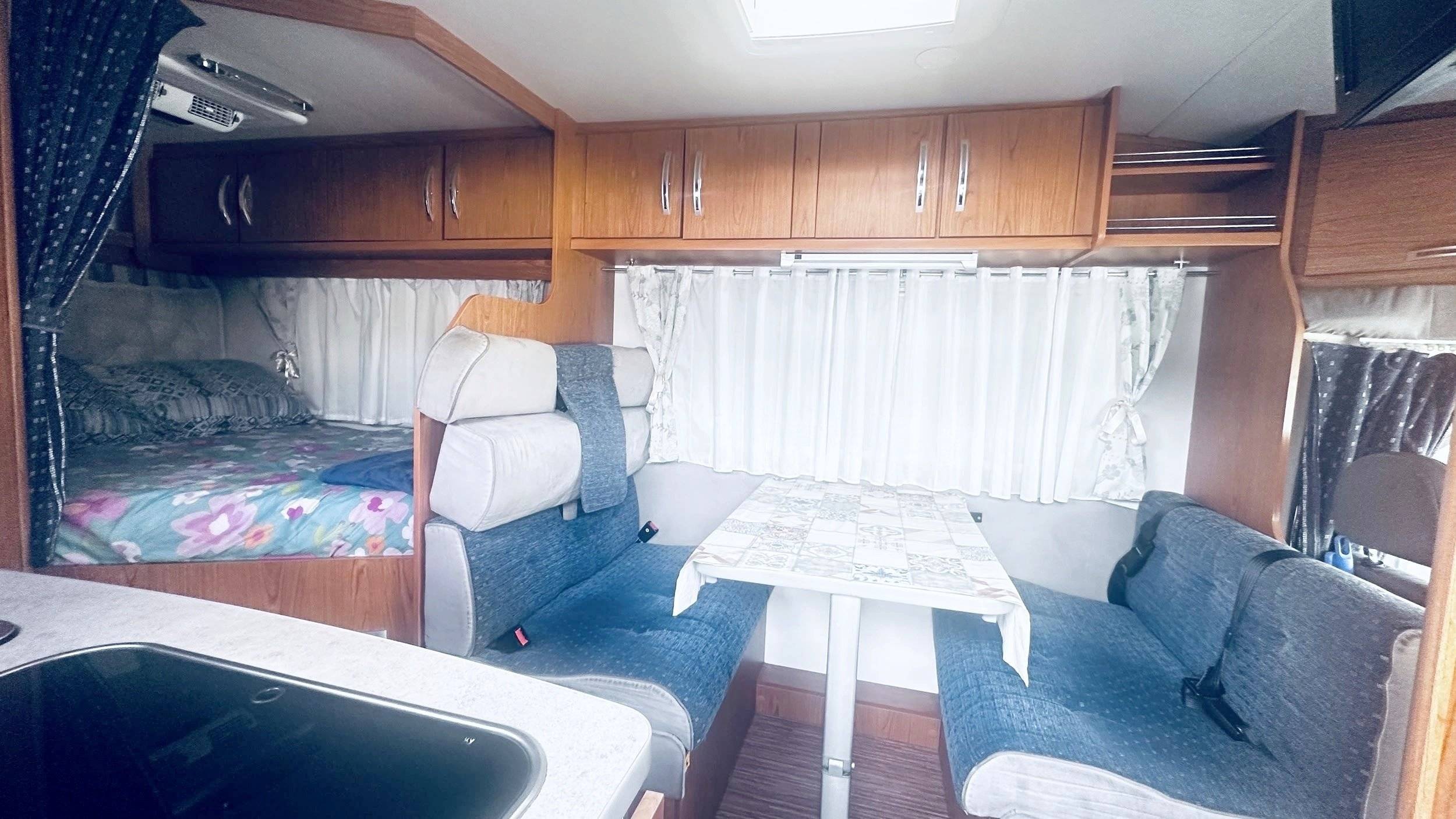 Dinette Ford Transit 2,5 l TDCi 140 ch. - Yescapa