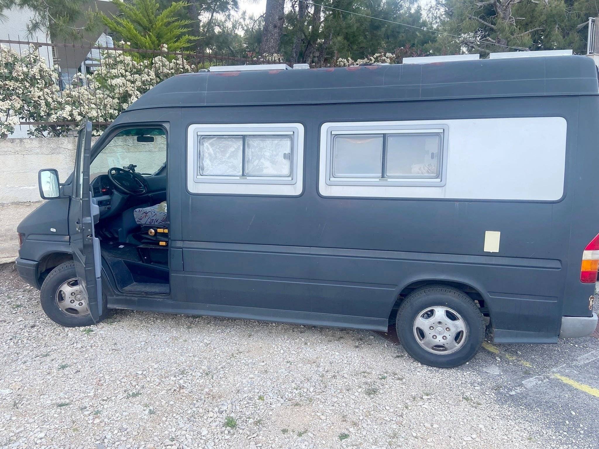 Vista del vehicle angle davanter Mercedes - Yescapa