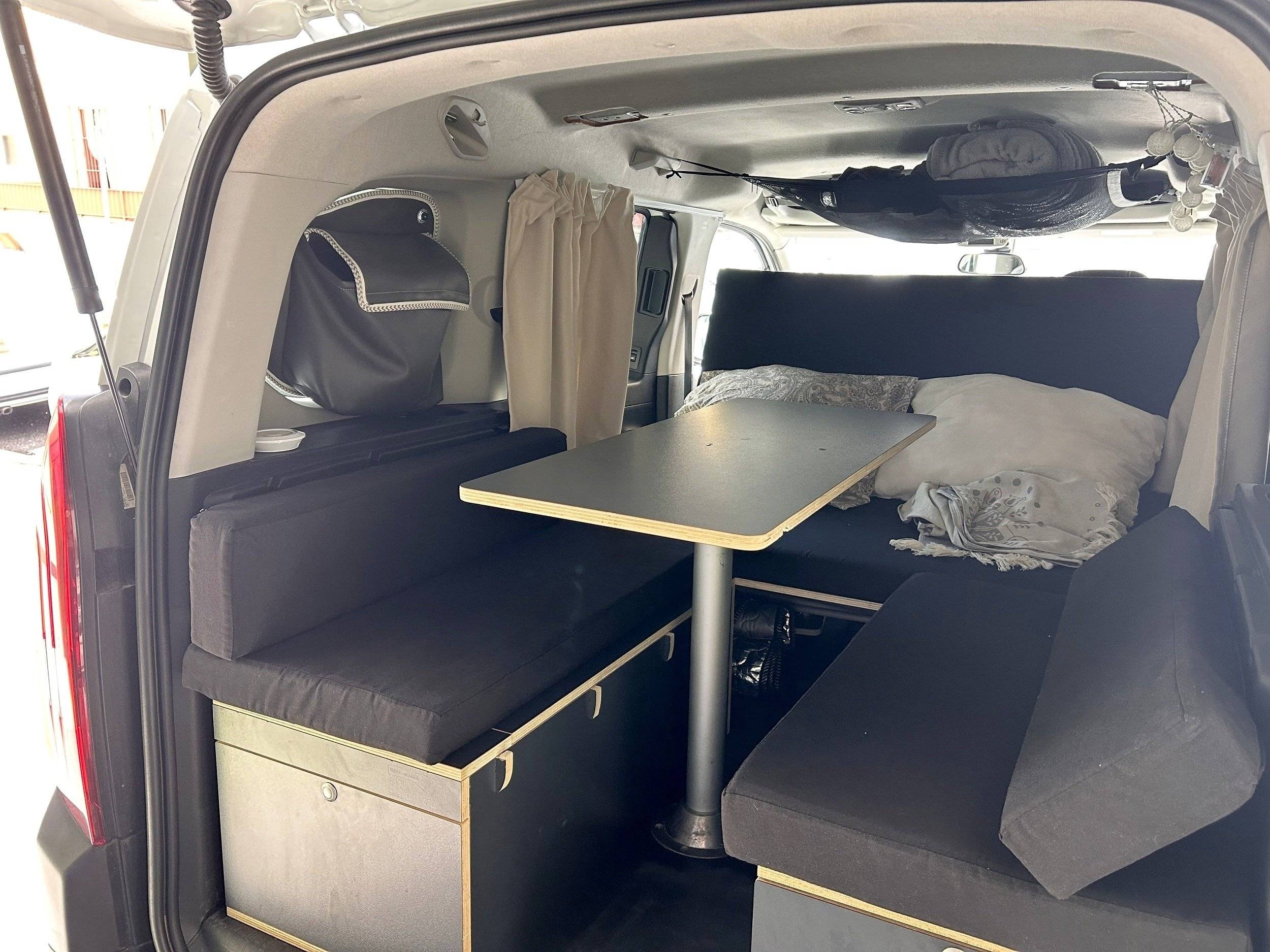 Dining Area Peugeot Peugeot Rifer BlueHDI 100 GTLine - Yescapa