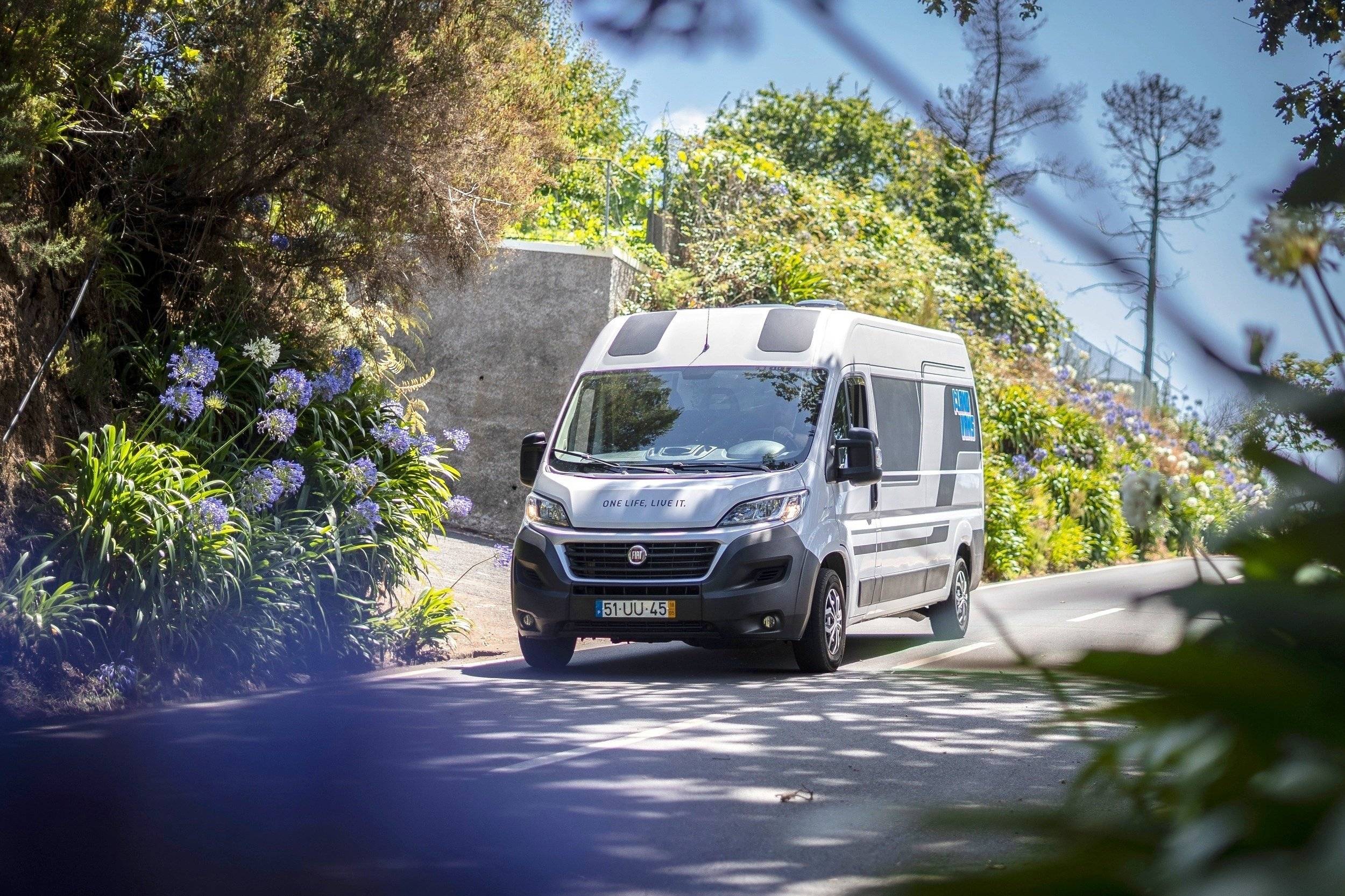 Vista del vehicle angle davanter Fiat Fiat Ducato Multijet 2.3 130CV - Yescapa